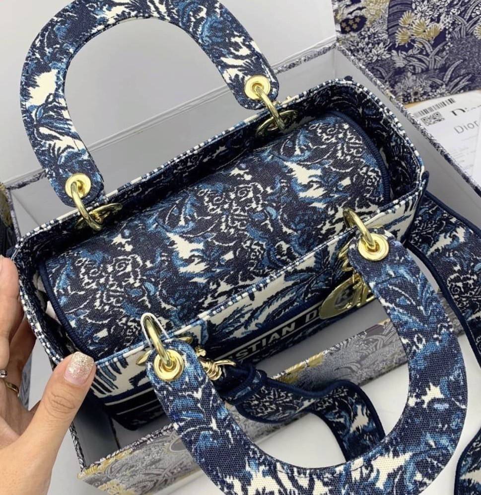 DIOR WOMEN MEDIUM LADY D-LITE BAG VIP GIFT WITH PURCHASE (GWP) พรีเมี่ยมกิ้ฟ Limited Edition จาก DIOR DUTYFREE COUNTER วัสดุหนังแท้ Calfskin หุ้มด้วยผ้า Cannage อีกชั้นและปักลวดลาย 'Dior Palm' กระเป๋า Lady D-Lite ผสมผสานความสง่างามและคลาสสิกที่เ