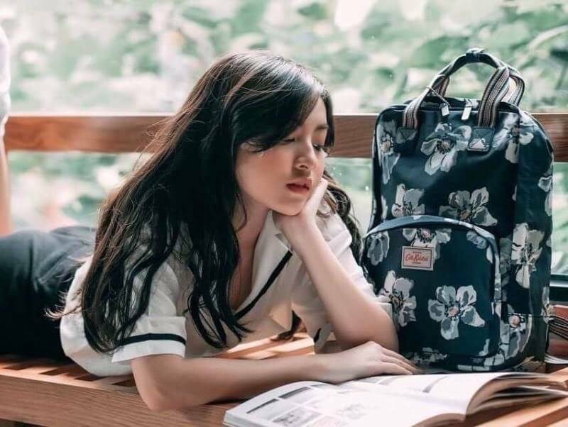 Cath Kidston Backpack Bag กระเป๋าเป้สไตล์วินเทจรุ่นสุดฮิต เป็นอีกรุ่นที่สาวๆถามถึงกันเยอะค่ะ วัสดุ Canvas เคลือบ PVC กันน้ำสามารถเช็ดทำความสะอาดได้ง่าย น้ำหนักเบา เปิดปิดกระเป๋าด้วยซิปสะดวกใช้ พร้อมช่องซิปด้านหน้ากระเป๋าอีกหนึ่งช่องใช้งาน ด้านในโล่งกว้างม