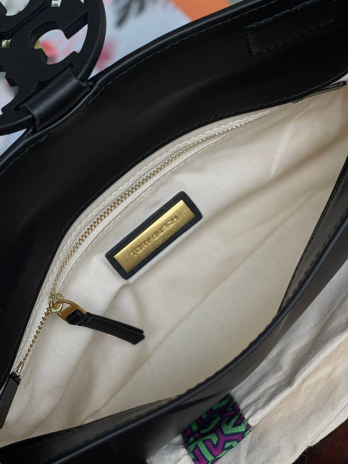 Tory burch Miller Metal clutch กระเป๋าคลัทช์ดีไซน์เรียบหรูออกแบบมาได้อย่างลงตัว ด้วยรูปทรงที่สวยงามและทันสมัย จากแบรนด์ Tory Burch ขนาดกำลังดี สามารถใส่กระเป๋าสตางค์หรือเครื่องสำอางค์ได้ตามขนาดกระเป๋า ในเรื่องของดีไซน์และLogo DoubleT เฉดเดียวกับสีของกระเป