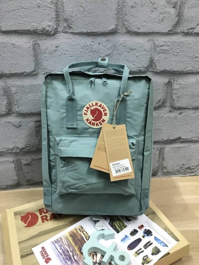 Kanken backpack รุ่น Classic แบรนด์ดังจากสวีเดนที่นิยมกันมากในหมู่วัยรุ่น กระเป๋าเป้ที่มีน้ำหนักเบา แต่มีความทนทาน และช่องว่างต่างๆมากขึ้น มีซิปหน้าสำหรับใส่ของกระจุกกระจิก และหูหิ้วทั้งด้านหน้าและด้านหลัง สำหรับการหิ้วถือได้สะดวก ใส่มินิไอแพค กระเป๋าสตาง