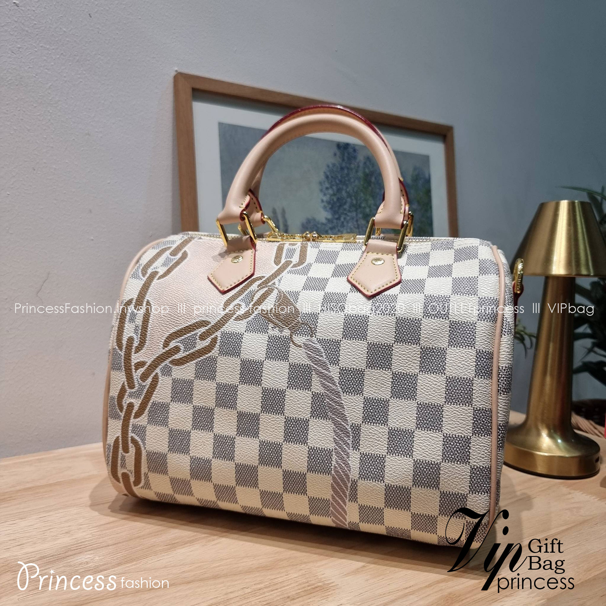 LV Speedy Bandoulière 25 Damier Azur กระเป๋าทรงหมอน รุ่นท็อปฮิต กับดีไซน์ใหม่ต้อนรับฤดูร้อน โดดเด่นด้วยวัสดุแคนวาสตกแต่งลายพิมพ์ไม่เกร่อ วัสดุหนังแคนวาส
