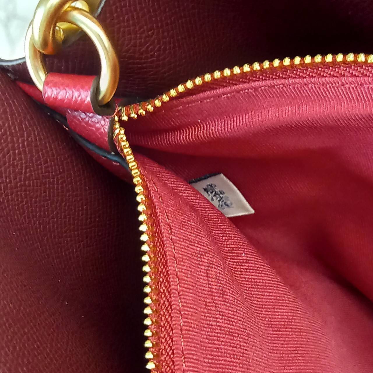 ไม่หลงรัก ทำไงไหว!! COACH MOLLIE TOTE 25 IN SIGNATURE CANVAS WITH SNOOPY (COACH C4250) กระเป๋าถือ กระเป๋าสะพาย รุ่นฮิต พิมพ์ลาย น่ารักเกินเบอร์ได้อีก// ขนาดเหมาะมือ มีสายสะพายยาว ถอดและปรับระดับได้ //วัสดุแคนวาส ผสมหนังแท้ ขึ้นทรงสวย ลาย SIGNATURE ด้านในโ