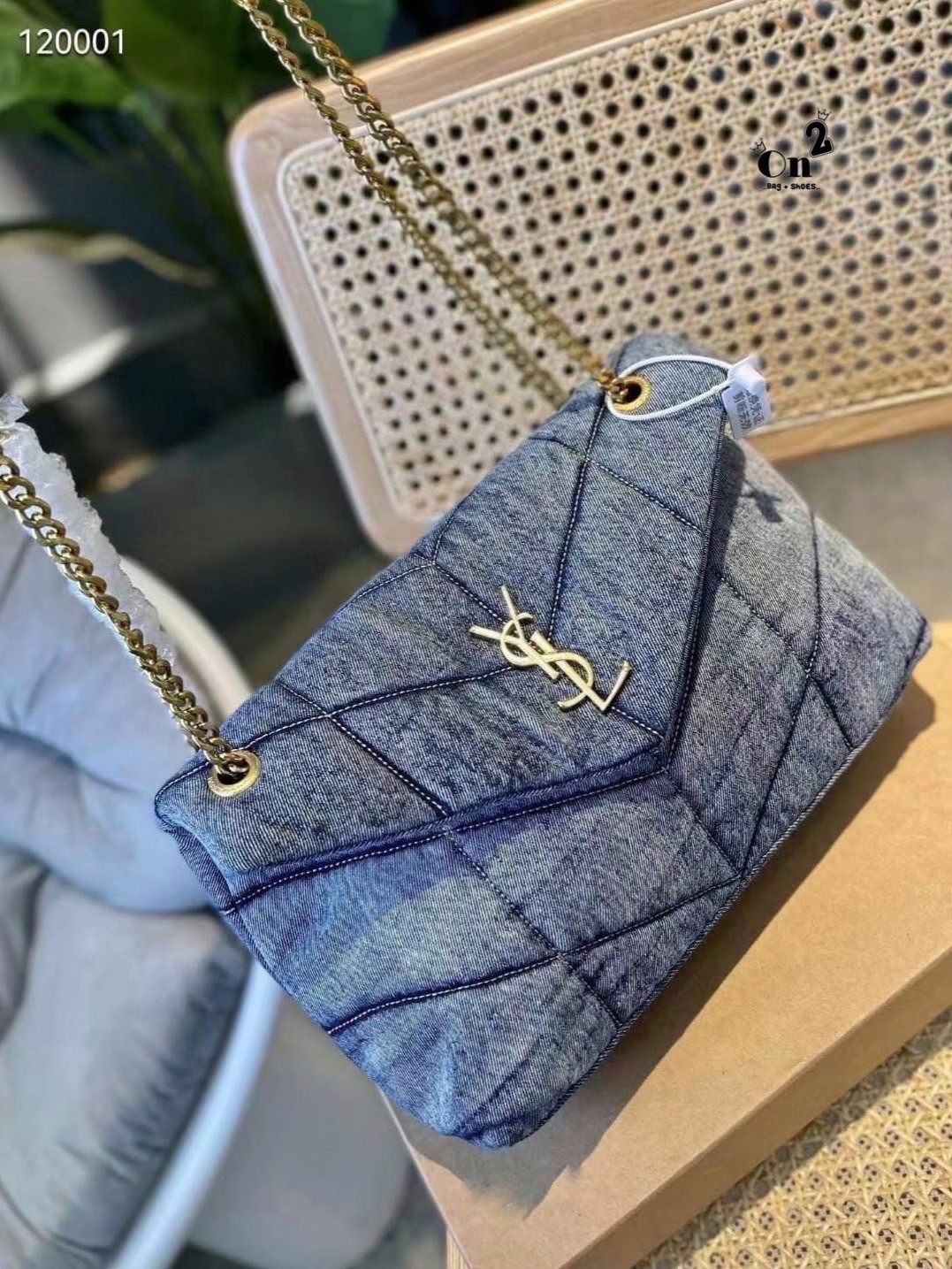YSL SAINT LAURENT Loulou Danim Shoulder Bagblue bag กระเป๋าสะพายผ้ายีนส์เดนิมควิลท์ อะไหล่ทอง สีตัดกันสวยมากค่ะ รอบนี้มา 2สี โทนยีนส์ดำ และฟ้า สวยเท่ๆ ไปเลยค่า งานดูดีมีระดับ ชนช็อป ปั้มทุกจุดเป๊ะมากก สายสามารถดึงสั้นยาวได้ค่ะ