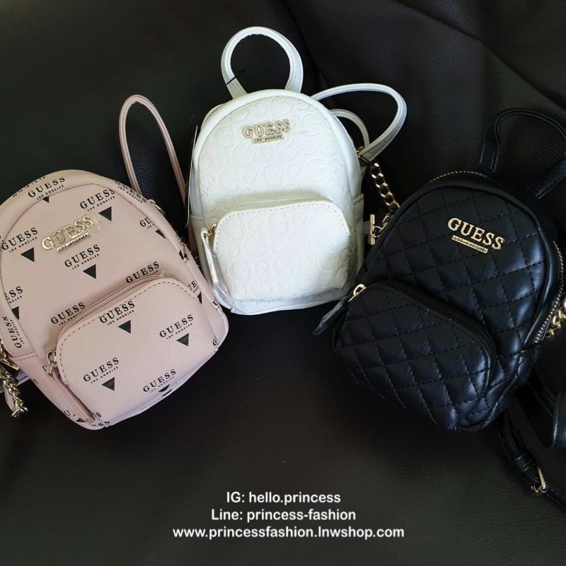 กระเป๋าสะพายข้าง Guess ด้านหน้าติดชื่อแบรนด์ มีช่องซิปด้านหน้า ด้านบนเป็นช่องเปิดปิดซิปมีสัญลักษณ์แบรนด์ติดที่ตัวจับซิปด้วย ด้านในเป็นช่องกว้าง มีช่องเสียบสิ่งของด้วยค่ะ ตัวสายสะพายเป็นโซ่ตัดต่อกับสายหนัง สามารถปรับระดับได้ สวยเก๋ขนาดนี้ รีบมาจับมาจองเป็น