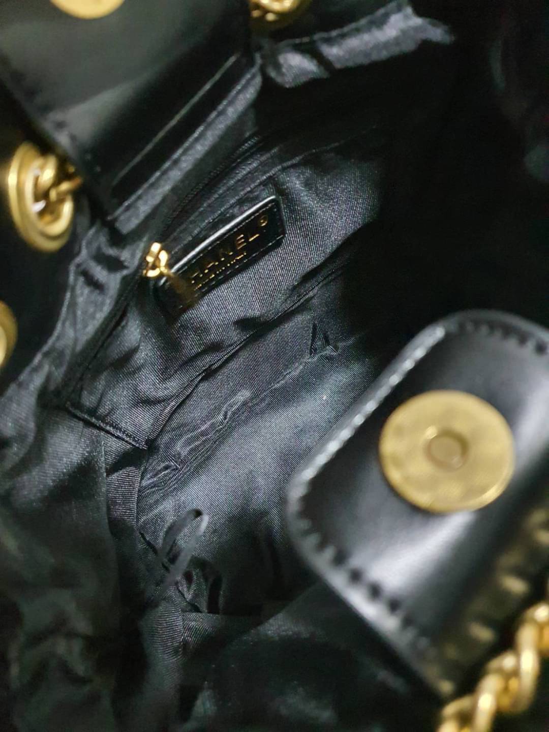 กระเป๋าทรงขนมจีบหรู จากงาน CHANEL VIP GIFT(GIFT WITH PURCHASE) จากเคาเตอร์ต่างประเทศ จากแบรนด์ CHANEL ลายหนังเรียบเงา อะไหล่ทองเข้มวินเทจ ด้านหน้าประดับโลโก้แบรนด์สีทอง เปิดปิดด้วยหนังคาดกระดุมแม่เหล็ก มาพร้อมช่องซิปอีกหนึ่งช่อง มาพร้อมสายโซ่ยาวประดับกิมม