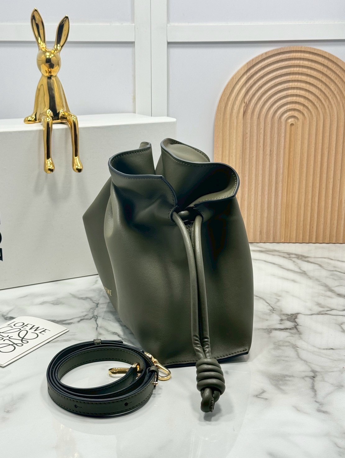 ORI หนังแท้ | Medium Loewe Flamenco clutch in nappa leather 30cm กระเป๋าสะพายทรงคลัชดีไซน์รูดเชือก เรียบหรูดูแพง เรียบง่ายใช้งานสะดวก หนังแนปป้าให้สัมผัสนุ่มสบายผิว มาพร้อมสายสะพายร้อยห่วงหรูหรา