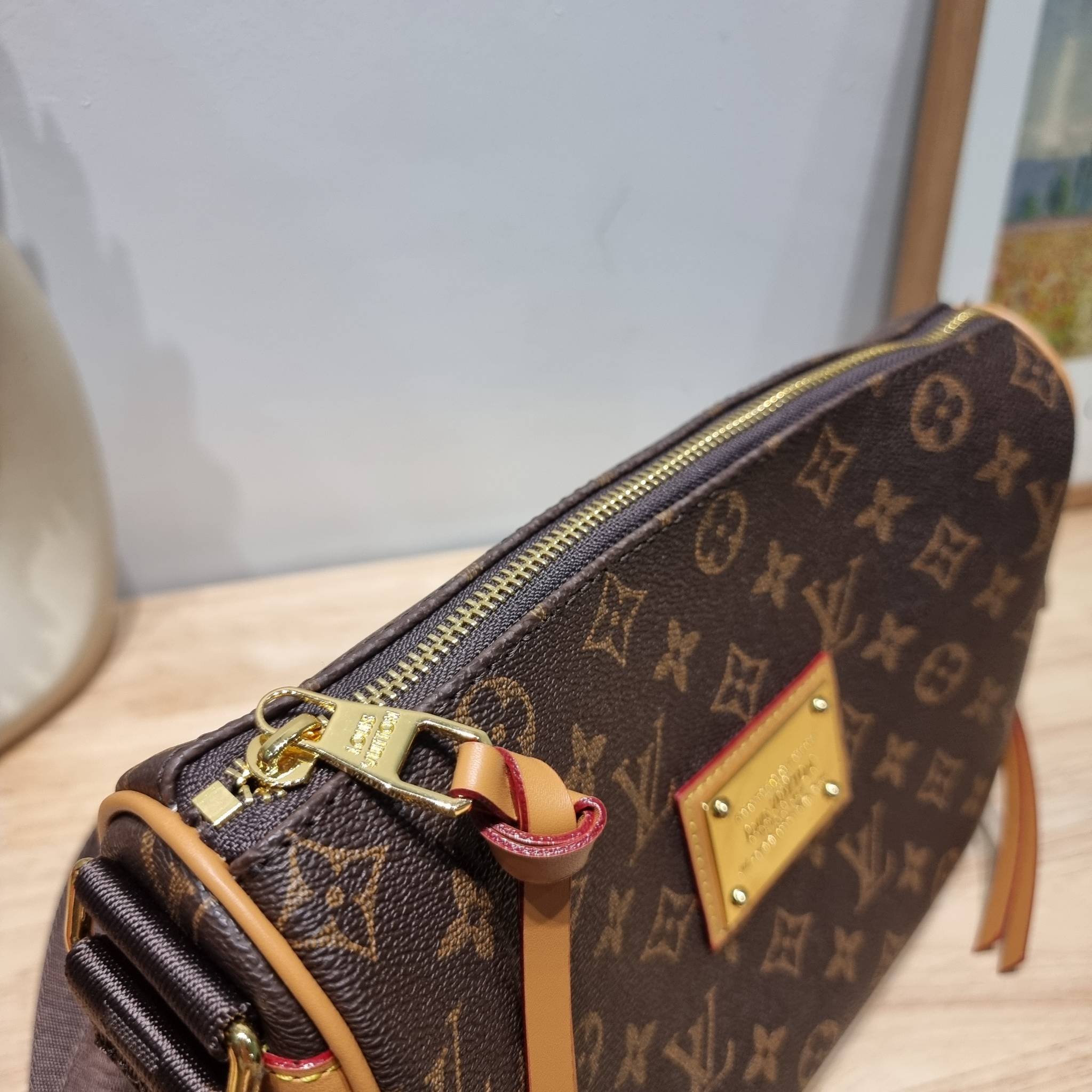 LV INVENTEUR MONOGRAM BAG รุ่นหายากสุดคลาสสิค กับกระเป๋าสะพายข้างดีไซน์วินเทจ ย้อนยุค มีดีเทลความหรูด้วยแผ่นเพลทสีทอง สายสะพายในตัวใช้งานได้คล่องตัว