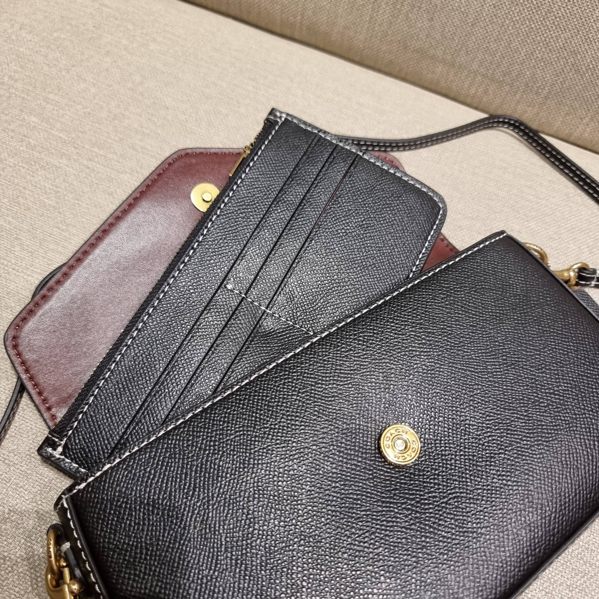 COACH C8439 WYNN CROSSBODY ใหม่ล่าสุด พร้อมเสิร์ฟความหรู ดูดีแบบน้อยแต่มาก กระเป๋าสะพายครอสบอดี้ ที่ซ่อนดีเทลดีงาม มีช่องเสียบบัตรแยกใช้ได้ หรือจะใส่ไว้ในกระเป๋า เพื่อแบ่งสัดส่วนให้ดูน่าใช้ วัสดุหนังวัวลายเกรน เส้นคมสวย เปิด-ปิดด้วยกระดุมแม่เหล็ก สะดวกใช้
