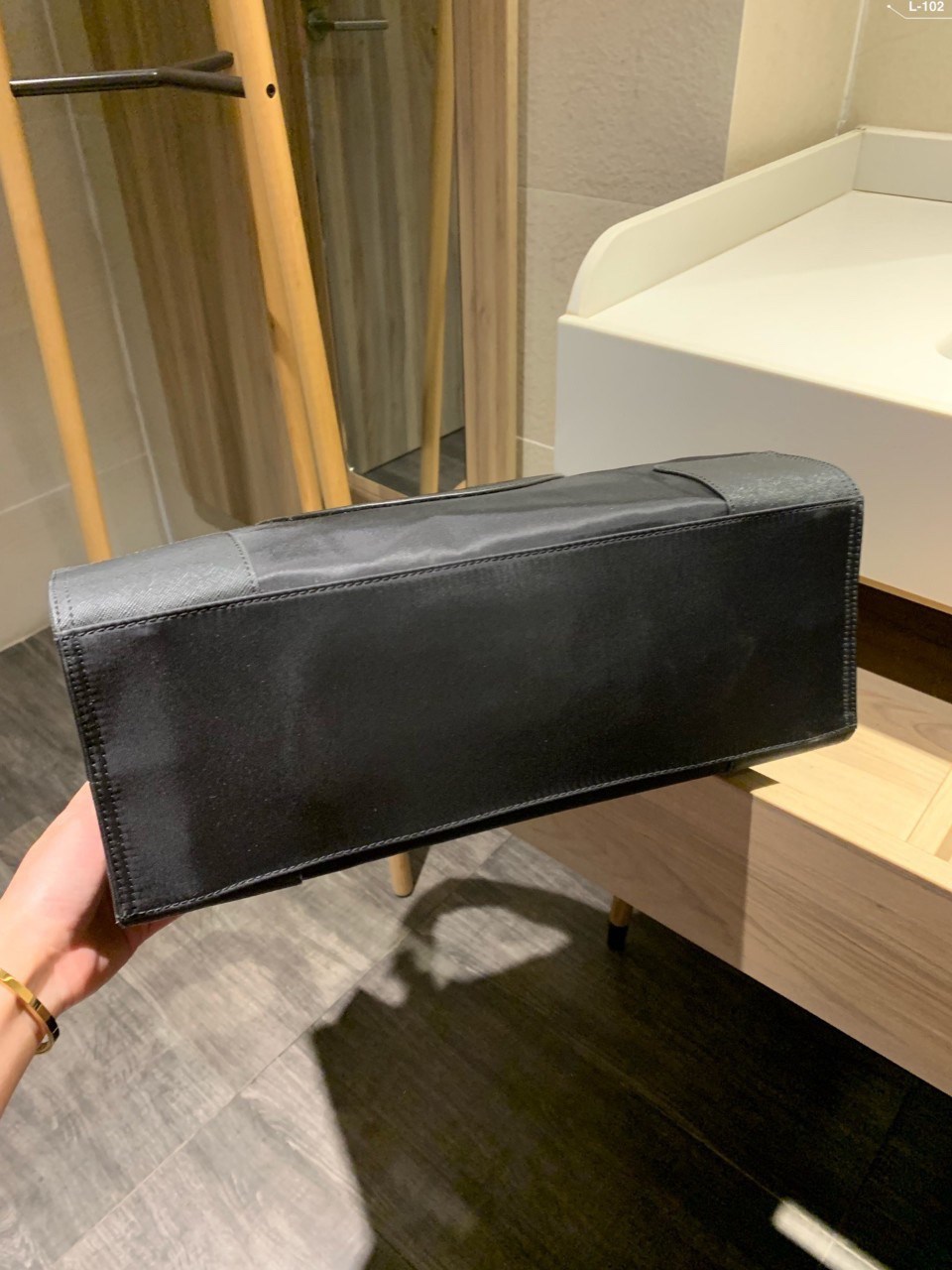 ของแท้ 💯% TORY BURCH ELLA TOTE BAG กระเป๋าทรง SHOPPING วัสดุ NYLON ทั้งใบตัดด้วยหนัง SAFFIANO ดำ แต่งโลโก้แบรนด์ด้านหน้า ด้านในเปิดปิดด้วยกระดุมแม่เหล็ก