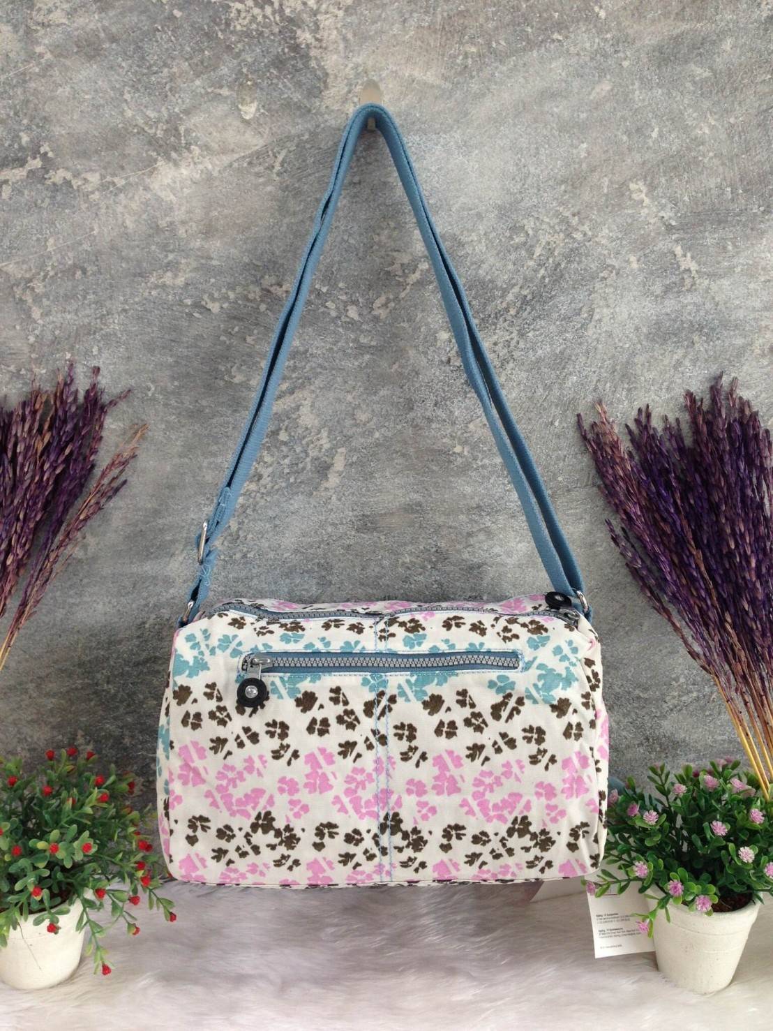 กระเป๋าสะพาย KIPLING รุ่น Reth วัสดุไนล่อนคุณภาพดี มาพร้อมดีไซน์ทันสมัย และสามารถใช้งานได้อย่างดี เข้ากับทุกการแต่งตัว โดดเด่นด้วยพื้นที่ภายในและช่องต่างๆ ที่ให้คุณจัดเก็บของสำคัญได้ครบถ้วน ไม่ว่าจะเป็นมือถือ ปากกา หรือไอเท็มจำเป็นของคุณ สายสามารถปรับและถ