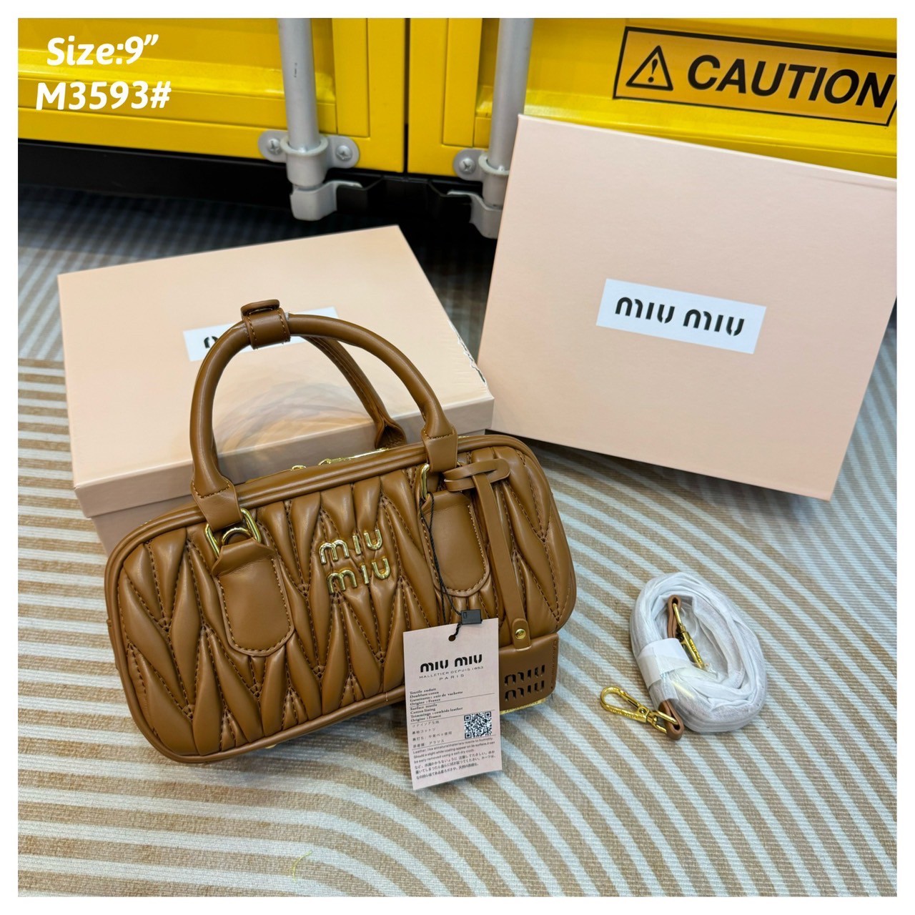 MIU MIU ARCADIE METELASSE LEATHER BAG กระเป๋าถือ/สะพายสุดชิค ที่ไม่มีตอนนี้คือพลาด ดีไซน์เพิ่มดีเทล ด้วยการเดินด้ายเป็นเอกลักษณ์ สวยดูแพง หูจับในตัวง่ายและสะดวกพกพา