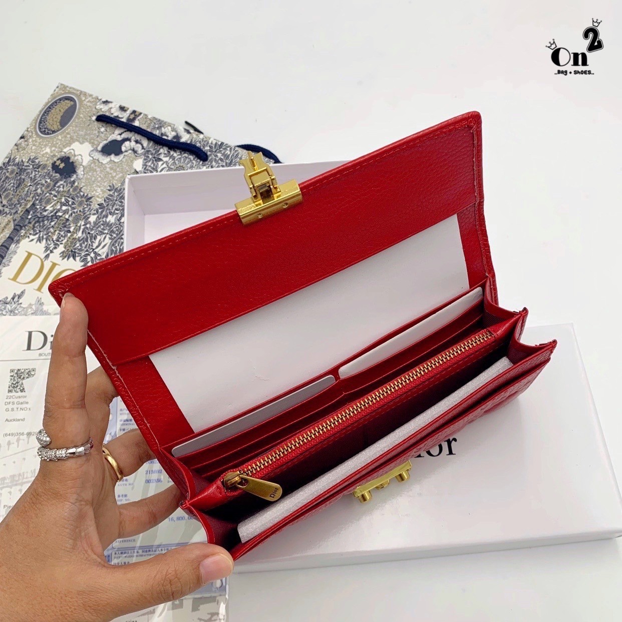 Dior Long Wallet กระเป๋าสตางค์ใบยาวทรงคลัช งานสวยหนังนิ่มมาก มาพร้อมอะไหล่สีทองหรูหรา ด้านในมี 3 ช่องใช้งาน งานจริงคือสวยมาก มาให้สาวๆเลือกใช้กัน 3 โทนสี ราคาดีย์มากกน้าาา