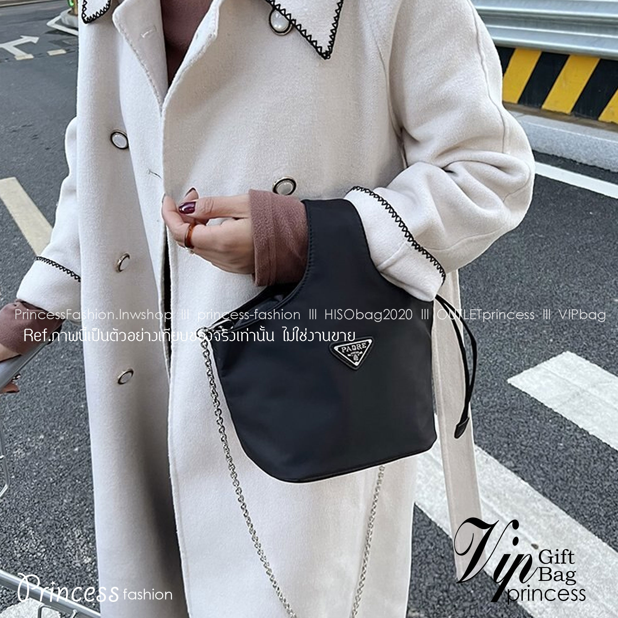 PRADA Tote Bucket Bag 2022 รุ่นใหม่พร้อมส่ง กระเป๋าทรง Handbag & Crossbody แบรนด์ Prada อีกรุ่นที่ขนาดกำลังน่ารัก ตัวกระเป๋าตั้งอยู่ทรงสวย กันน้ำ ด้านหน้าประดับโลโก้ อะไหล่เงิน สวยหรูเว่อร์วัง