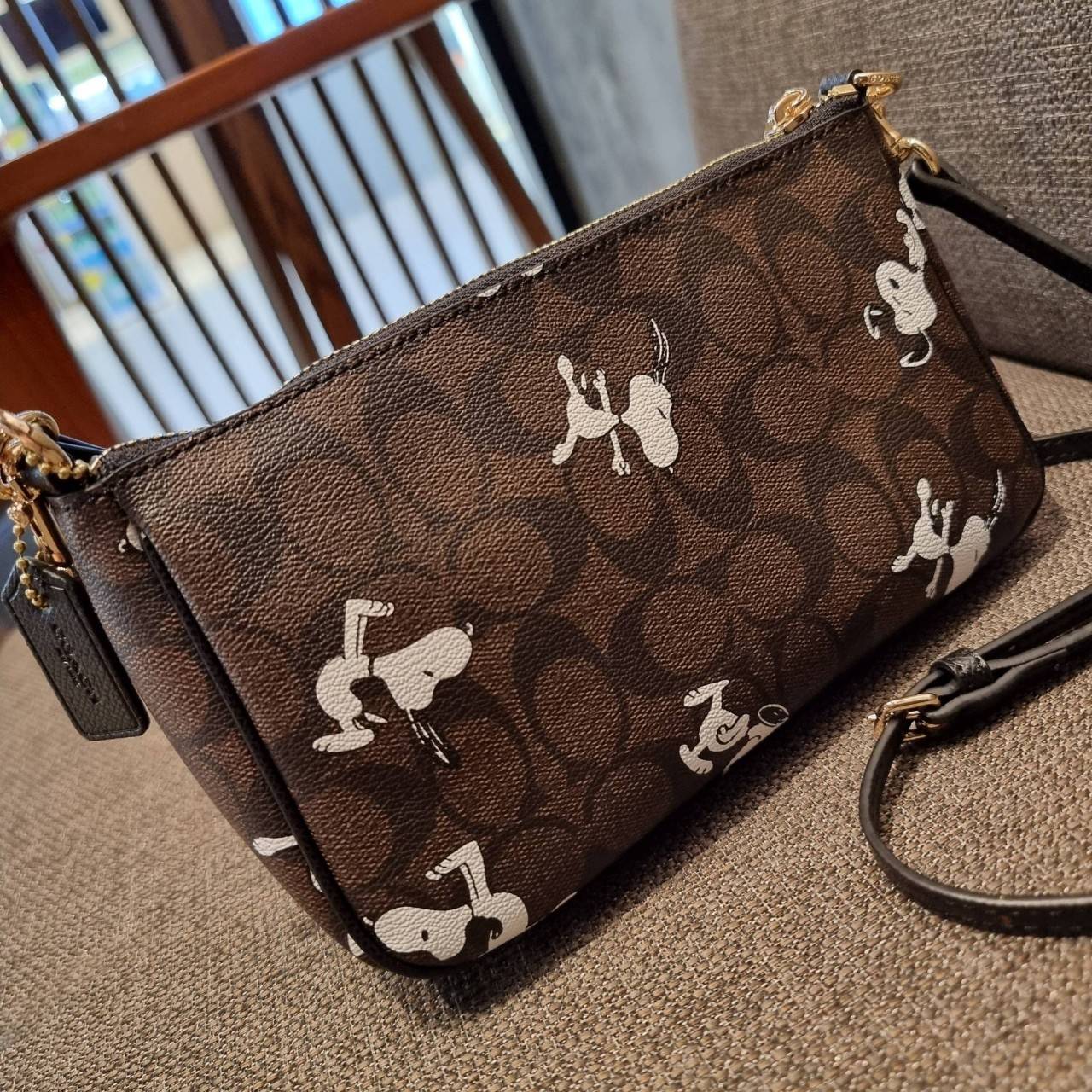 COACH F36674 TOP HANDLE POUCH IN SIGNATURE WITH SNOOPY PRINT คอลเลคชั่นใหม่ ในสไตล์พอช มาให้ช้อปก่อนใครในไทยจ้า น่ารักน่าใช้ไปอีกกับกระเป๋าสะพายทรงฮิตตลอดกาล ด้วยดีไซน์ที่ออกมาให้ใช้งานได้ง่าย ขนาดกำลังเหมาะ วัสดุแคนวาสทนทาน ดีไปหมดขนาดนี้!! คุณลูกค้าถึงส