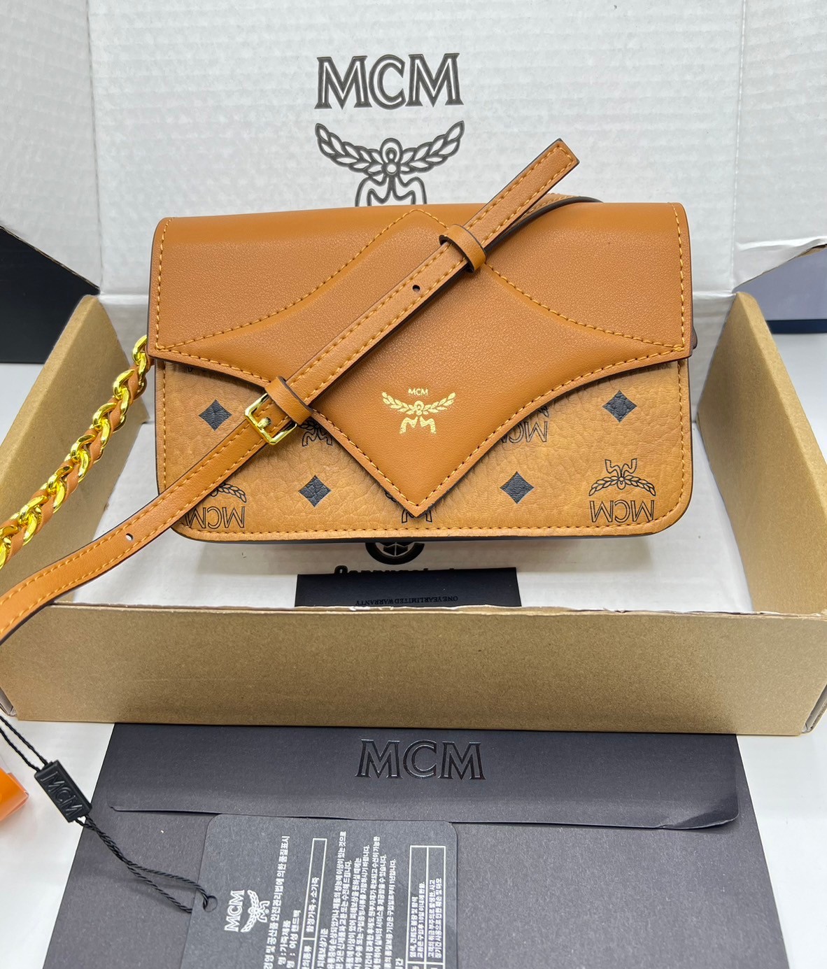 M.C.M DIAMOND SHOULDER BAG IN VISETOS LEATHER MIX กระเป๋าสะพายดีไซน์ใหม่ แรงบันดาลใจรูปทรงมาจากเพชรสวยงาม เกรดท็อปออริ 1:1 สลับแท้