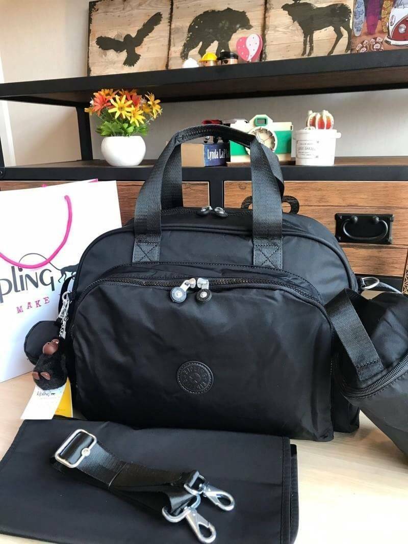 Kipling shoulder bag K13556 CAMAMA CARDINAL กระเป๋าเดินทางขนาดใหญ่ คอลเลคชั่นใหม่จากkipling ใส่เสื้อผ้าได้หลายชุดเลยทีเดียว ด้านข้างมีที่คล้องสำหรับคล้องหมวกหรืออื่นๆและในเซ็ทยังมีใบเล็กใส่เหรียญ1+ใบพ่วงเก็บอุณหภูมิ1+แผ่นรองเอนกประสงค์ และสายสะพายถอดออกได