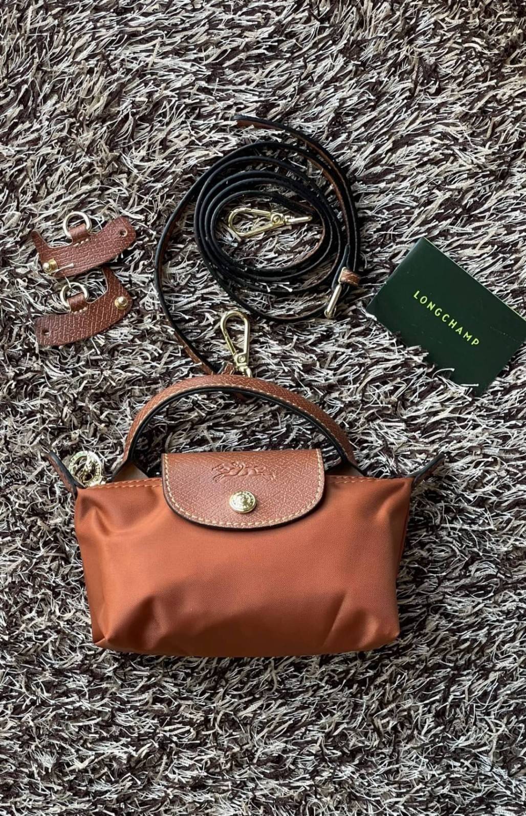 LONGCHAMP LE PLIAGE ORIGINAL Pouch with handle กระเป๋าถือขนาดมินิทรงpouch ให้ความหรูหราจาก Le Pliage (เลอ ปลิยาจ) ในขณะที่ที่ปิดแบบซิปช่วยให้คุณมั่นใจได้