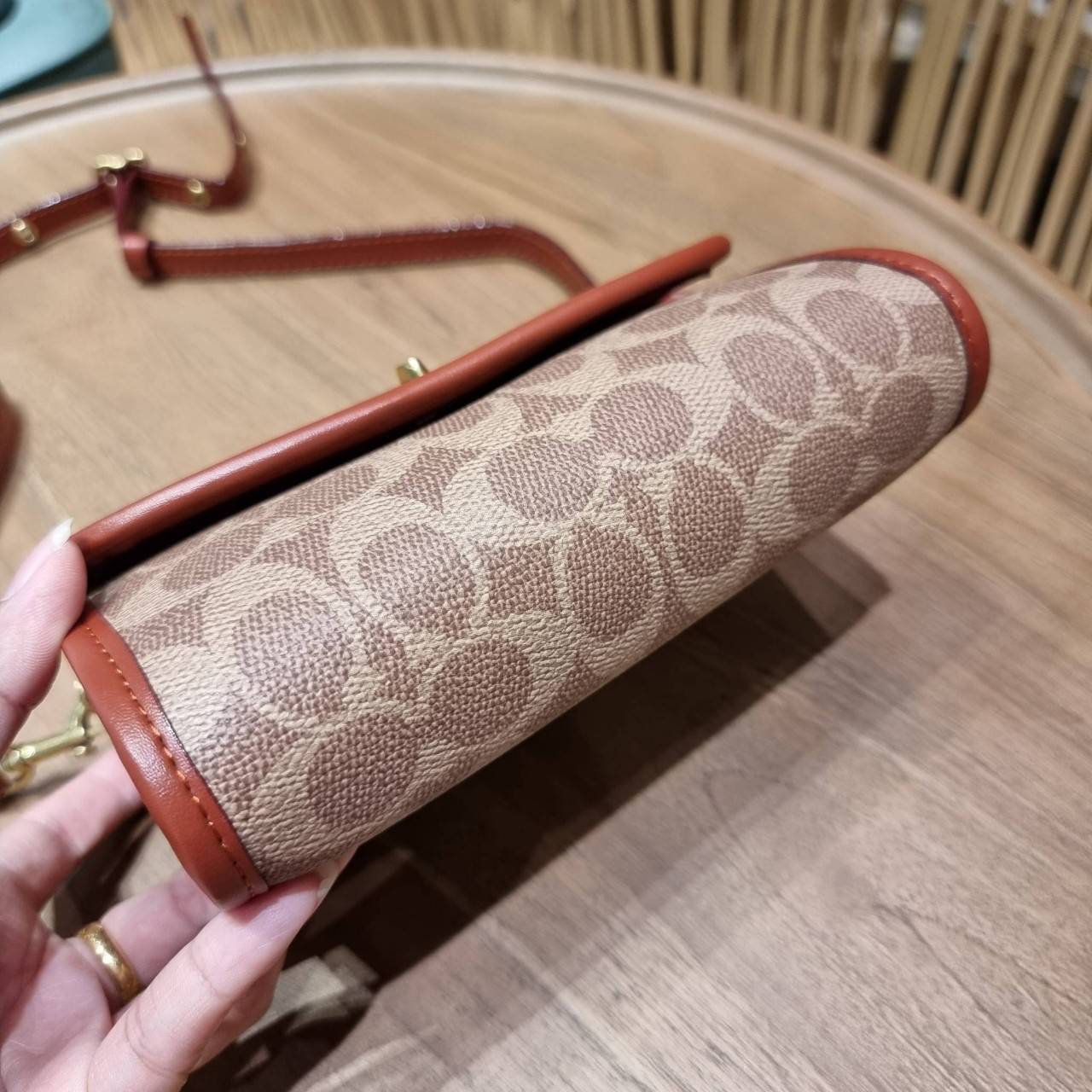 COACH C4204 KIP TURNLOCK CROSSBODY IN SIGNATURE CANVAS คอลเลคชั่นใหม่ สาวกงานดีไซน์สีสนิมต้องปลื้ม!! กับกระเป๋าสะพายข้าง ขนาดพกพาง่าย ใช้งานสะดวกมากๆ วัสดุหนังแคนวาสเคลือบลาย ตัดขอบด้วยหนังแท้ เปิด-ปิดด้วยตัวบิดล็อคแน่นหนา ภายในเป็นช่องโล่ง มีช่องใส่บัตร 