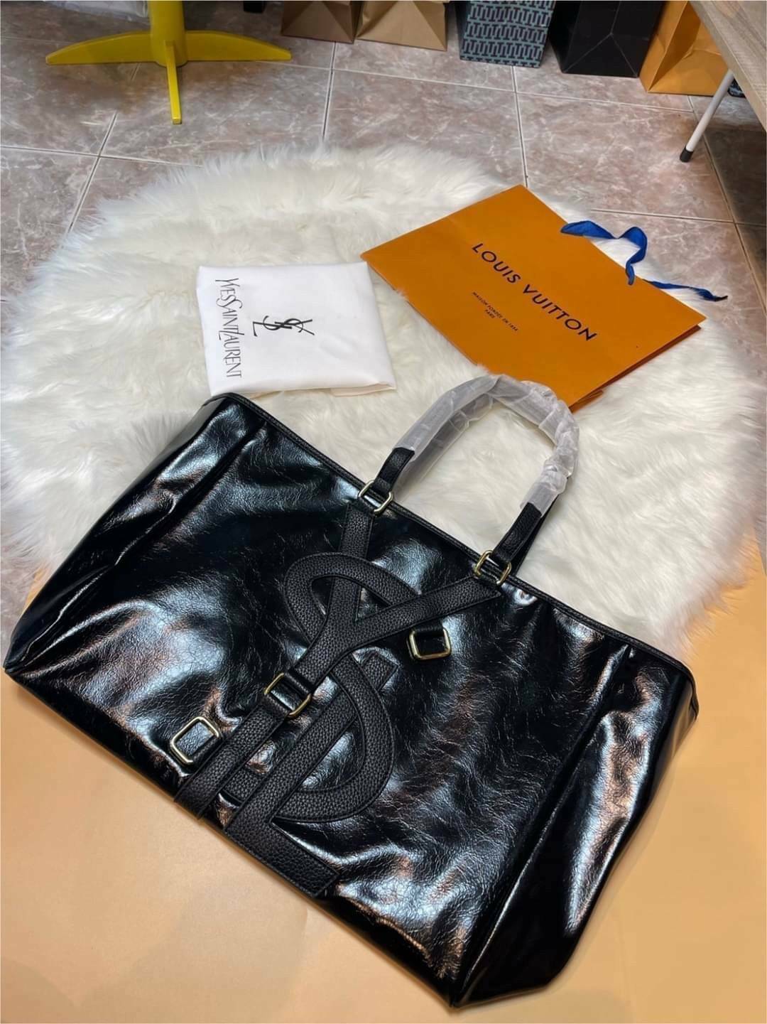 YSL Vavin Tote in Black Classic Leather / YSL SHOPPING E/W IN SUPPLE LEATHER รุ่นหนังเงา กระเป๋าทรงโท้ทใบใหญ่ หน้าโลโก้ใหญ่โดดเด่น ช่องกว้างใช้งานง่าย ภายในโล่งกว้างมาก ใส่ของได้สบาย หิ้วไปเที่ยวต่างจังหวัด สะพายไปต่างประเทศตามใจ!! เลิศตรงที่ดีไซน์ใบนี้เป