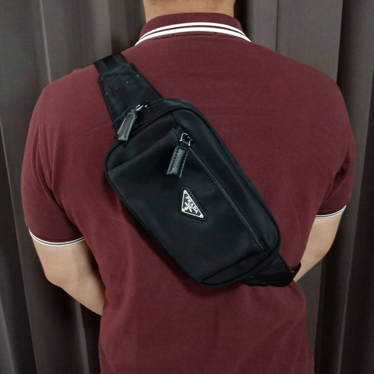 กระเป๋าคาดอก จากแบรนด์ Prada วัสดุทำจากผ้าNylon อย่างหน้า อยู่ทรงสวยเลยคะ ขนาดกะทัดรัด ใส่มือถือ บัตรเครดิต ได้เหลือๆ ด้านหน้ามีช่องซิปแยกให้คะ ด้านในบุผ้าลายแบรนด์อย่างดี มีป้ายโลหะแบรนด์ พร้อมช่องใส่ของแยกอีกด้วยคะ อะไหล่เงินทั้งใบ รุ่นนี้แม่ค้าบอกเลยคะ