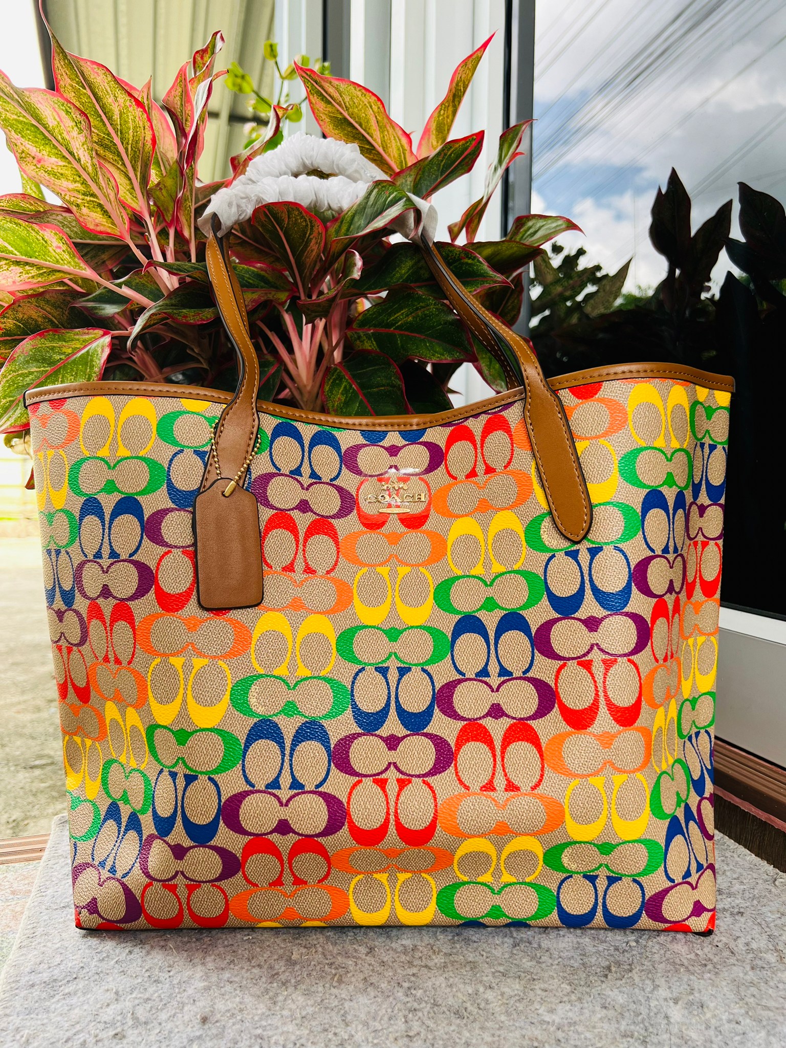 COACH CITY TOTE IN RAINBOW SIGNATURE CANVAS C4181 กระเป๋าสะพายข้างทรงโท้ทใบใหญ่ หนังลาย C สกรีนลายโค้ช รุ่นนี้ ปากกระเป๋าไม่มีชิป มีกระดุม แม่เหล็ก ด้านในมีช่องซิปไว้ใส่กระเป๋าเงินได้คะ เป็น รุ่นยอดนิยมคะ จุของได้เยอะมาก