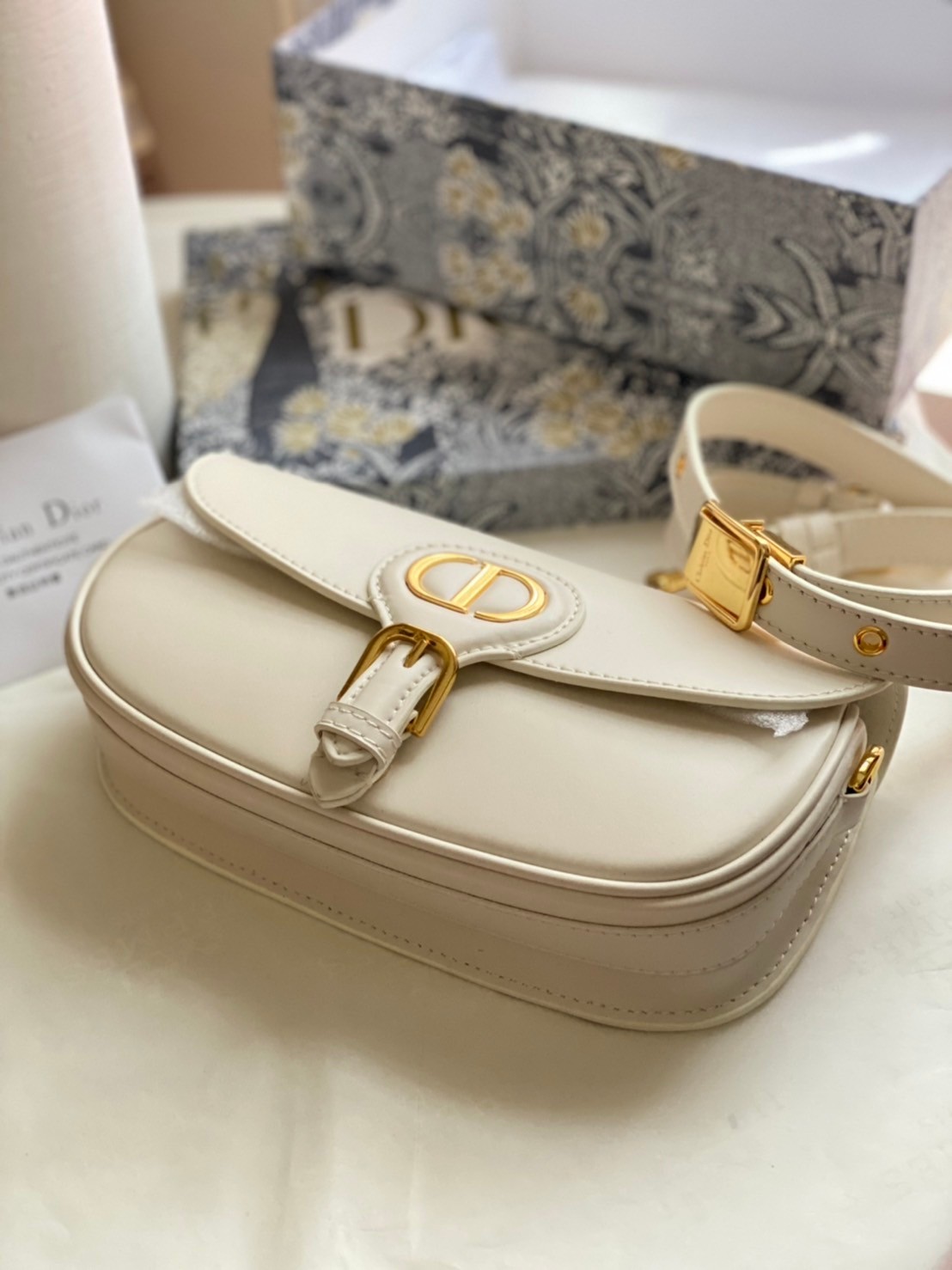 หนังแท้ DIOR BOBBY EAST-WEST BAG พร้อมส่งที่ไทย งานหนังแท้ทั้งใบเกรดออริจินอล ภาพสินค้าถ่ายจากงานขายจริง ใช้งานต่างประเทศได้ รุ่นใหม่ในฤดูกาลนี้ เพิ่มความทันสมัยให้กับซิลลูเอทของ Hobo ผ่านเส้นสายที่สง่างามและสัดส่วนที่กลมกลืนกัน สไตล์หนังลูกวัว โดดเด่นด้ว