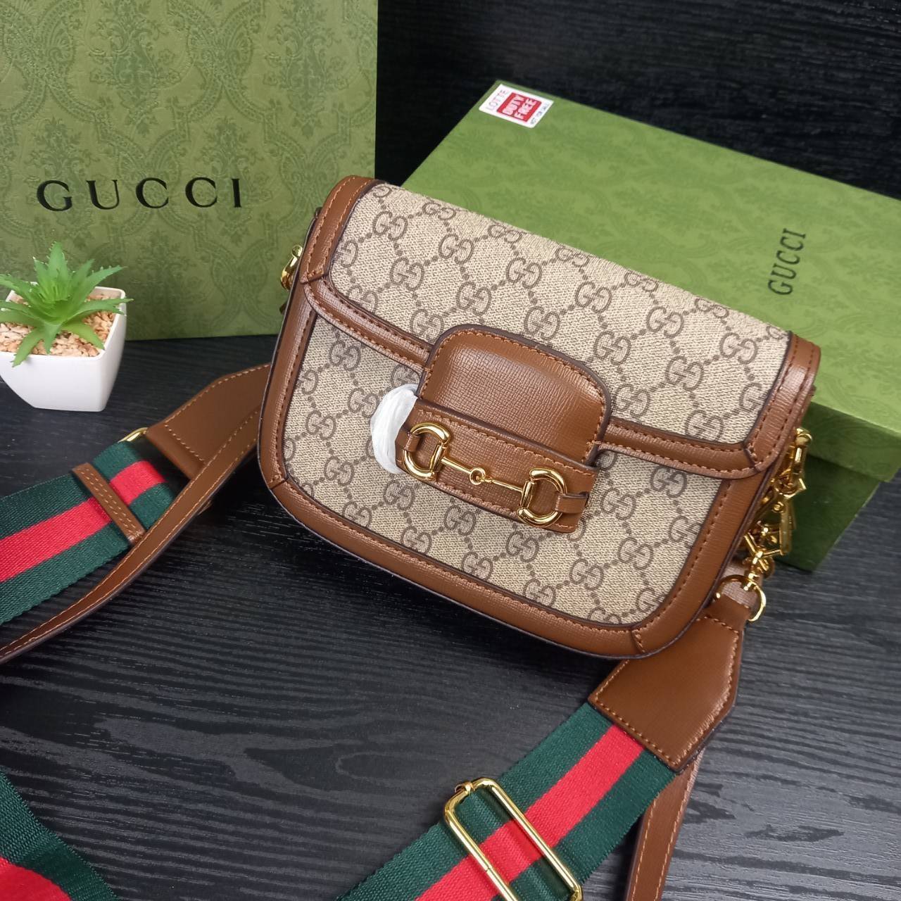 GUCCI HORSEBIT 1955 MINI BAG กระเป๋า crossbody รุ่นฮิต สุดหรูหรา คลาสสิค จุของสำคัญได้เยอะ มาพร้อมสายสะพายยาว 2 เส้น สามารถ ปรับระดับได้ ถอดออกได้ รุ่นนี้ใช้งานดีมาก บอกต่อกันถึงที่สุด ใช้ได้ทุกโอกาส เป็นอีกรุ่นที่โดดเด่นมากๆ