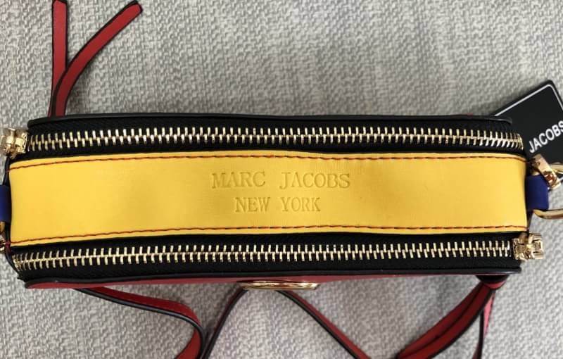 MACR JACOBS NEW YORK 2 ZIP กระเป๋าสะพายข้างหรือ crossbody ได้ค่ะ มาพร้อมสายสะพายมา 2 สาย ถอด และปรับระดับ ได้ทั้ง 2 สาย สลับใช้ไม่จำเจ ด้านหน้าตประดับ logo สวยหรู มี 2 ช่องซิปใส่ของ ภายในจุได้พอประมาณ มีช่องซิป และช่องเล็กใส่ของจุกจิก ที่จับซิปเป็นพวงหนัง