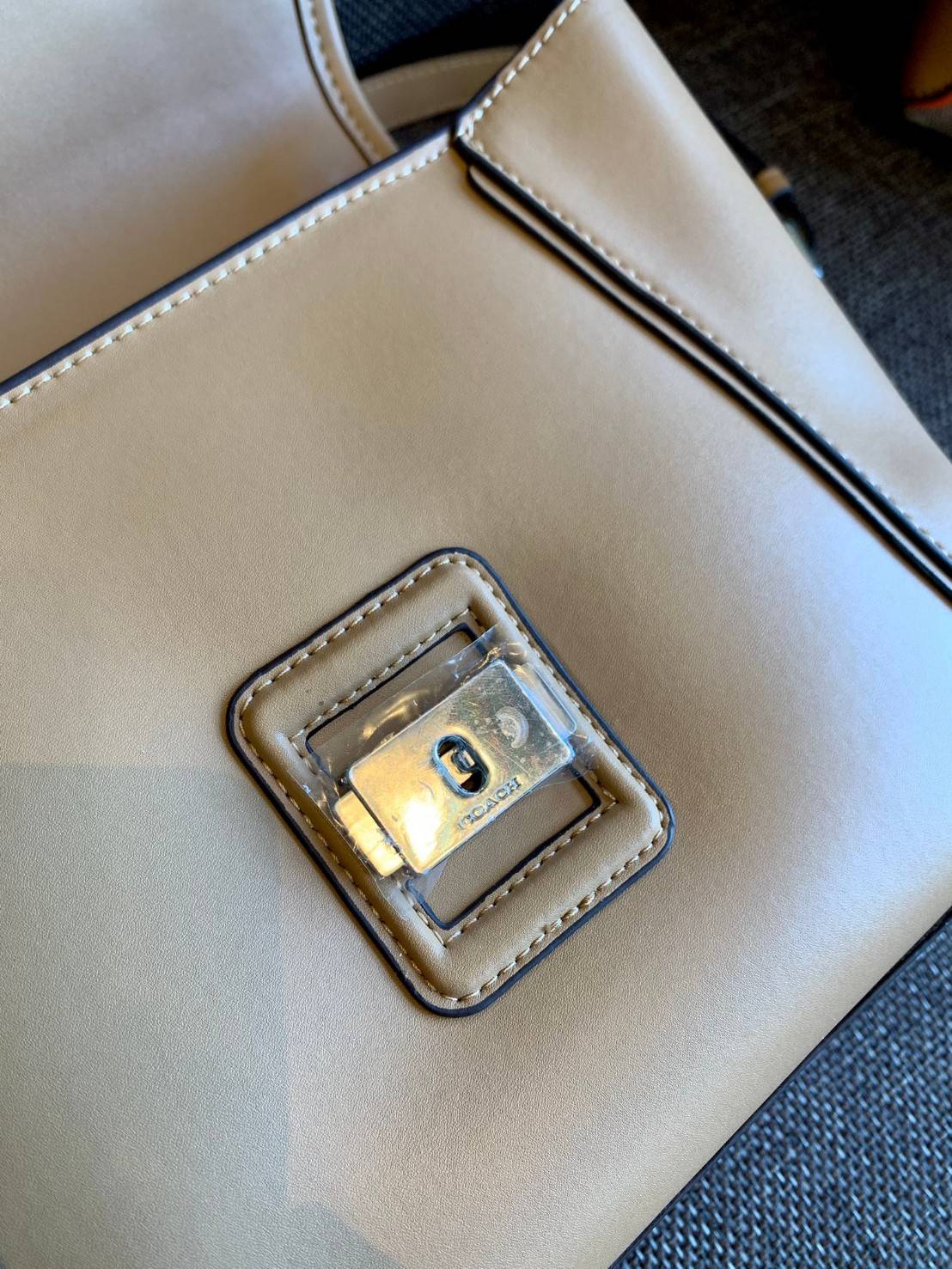 COACH COURIER CARRYALL 23 IN COLORBLOCK SIGNATURE CANVAS พร้อมส่ง 7 แบบ พร้อมส่ง ลุคดูไฮสุดๆค่ะ! กระเป๋าสะพายหนังหรูหราและคลาสสิค หนังแท้ชั้นดีที่สุด น้ำหนักเบา หนังสวยมากก สัมผัสแล้วหลงรักแน่นอนจ้าา😘