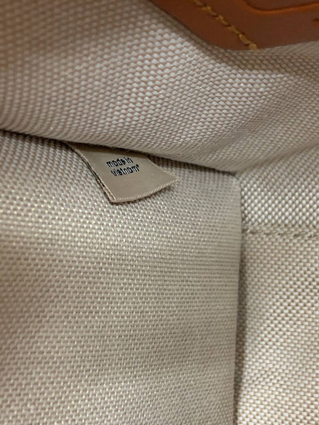 COACH MINI CASHIN TOTE ((C4828)) 💥พร้อมส่งที่ไทยรุ่นใหม่ล่าสุดค่ะ! กระเป๋าขนาดมินิ หนังแท้ หนังนิ่มสวย น่าใช้มากๆค่ะ ปากกระเป๋าแบบแม่เหล็ก ภายในสามารถใส่กระเป๋าเงินใบกลางได้;มือถือแบบตั้งได้ทุกรุ่น;ของจำเป็นจุกจิกสาวๆได้หลายอย่างนะคะ;พร้อมช่องเสีย