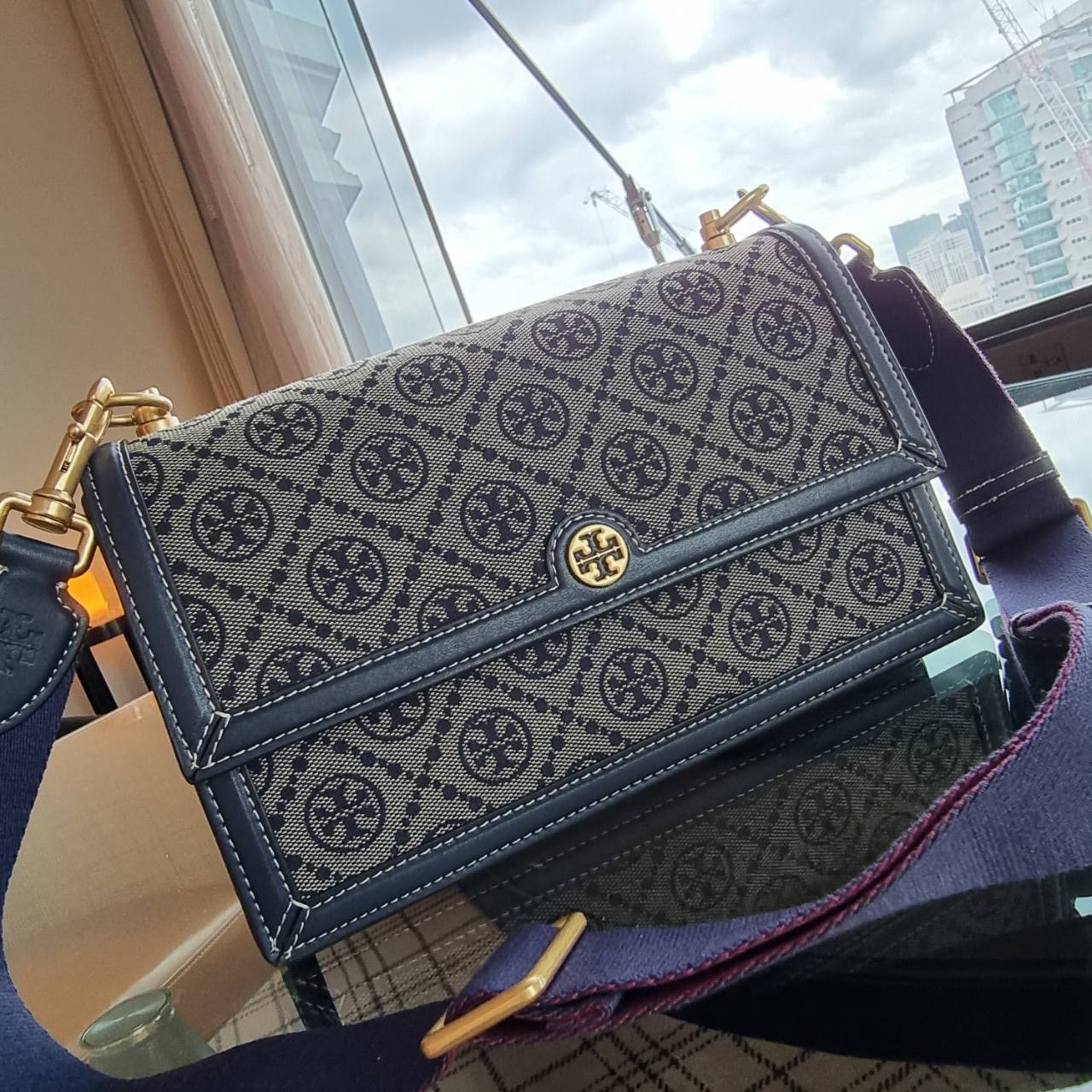Tory burch t monogram jacquard shoulder bag คอลเลคชั่น T Monogram สำหรับคอลเลคชั่นฤดูใบไม้ผลิ 2021 เราสร้างสรรค์ลายโมโนแกรมที่ได้รับแรงบันดาลใจมาจากลวดลายการถักทอผ้าห่มของชาว Pennsylvania Dutch แบบดั้งเดิม เป็นการเฉลิมฉลองโลโก้สุดไอคอนนิคของแบรนด์ โดดเด่น