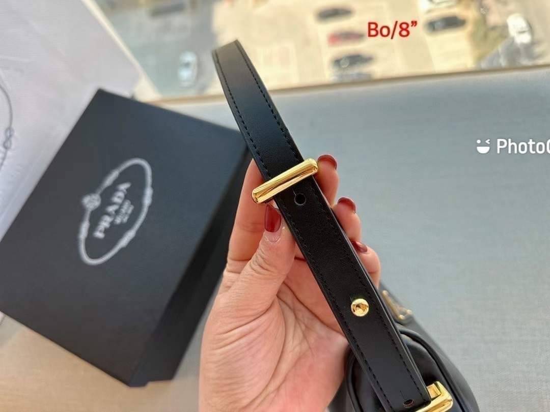 PRADA HOBO LEATHER SHOULDER BAG ฮอตไอเท็ม กระเป๋าถือ/สะพาย ทรงโฮโบ สวยผู้ดี ใช้งานง่าย โดดเด่นด้วยโลโก้สีทอง เปิด-ปิดด้วยซิป มีหูหิ้วในตัว ภายในเป็นช่องโล่ง ใส่ของสำคัญได้สบายๆ บอกเลยห้ามพลาดจ้า