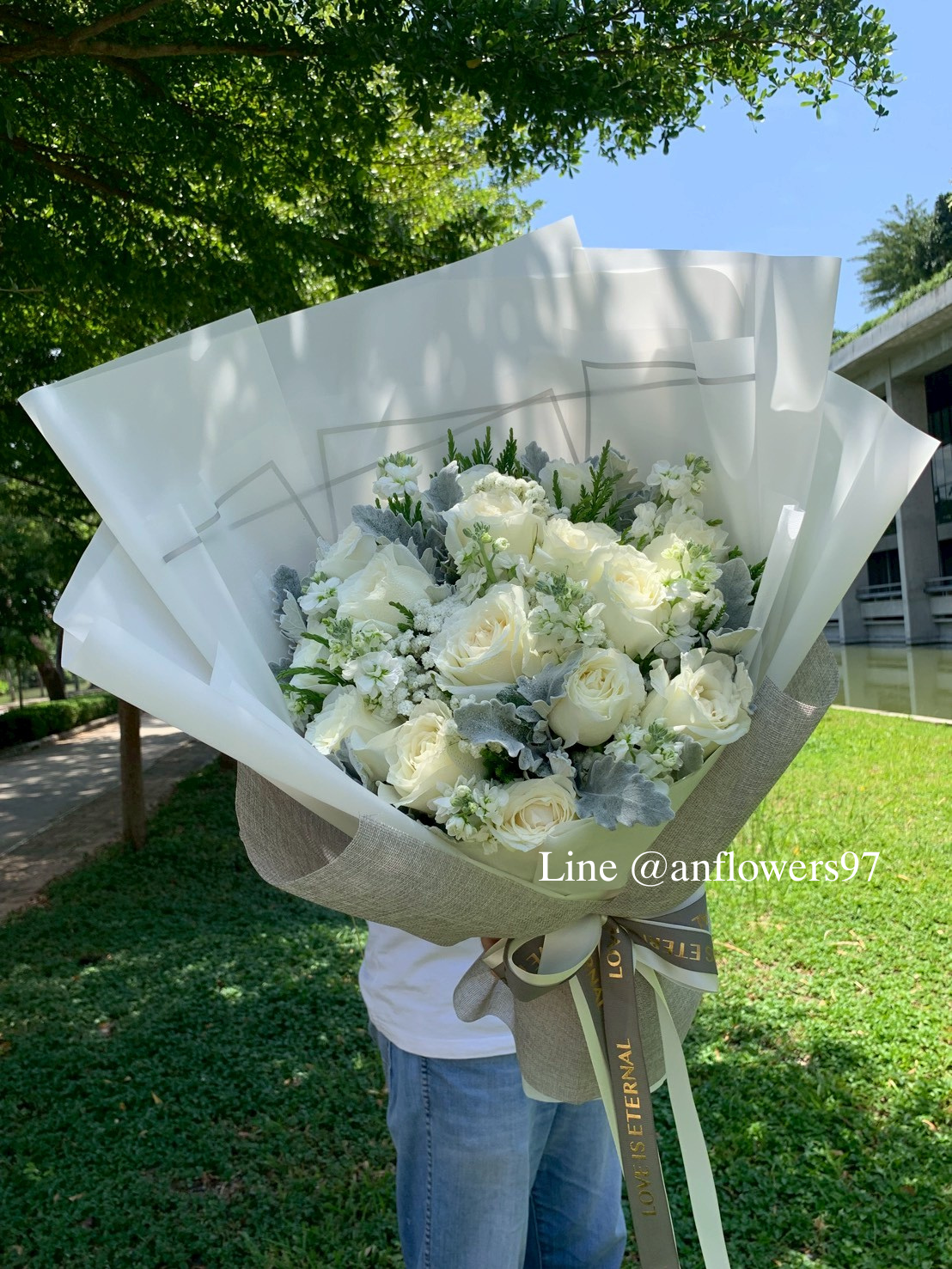 ช่อกุหลาบขาว โทนสีขาวเทาเงิน