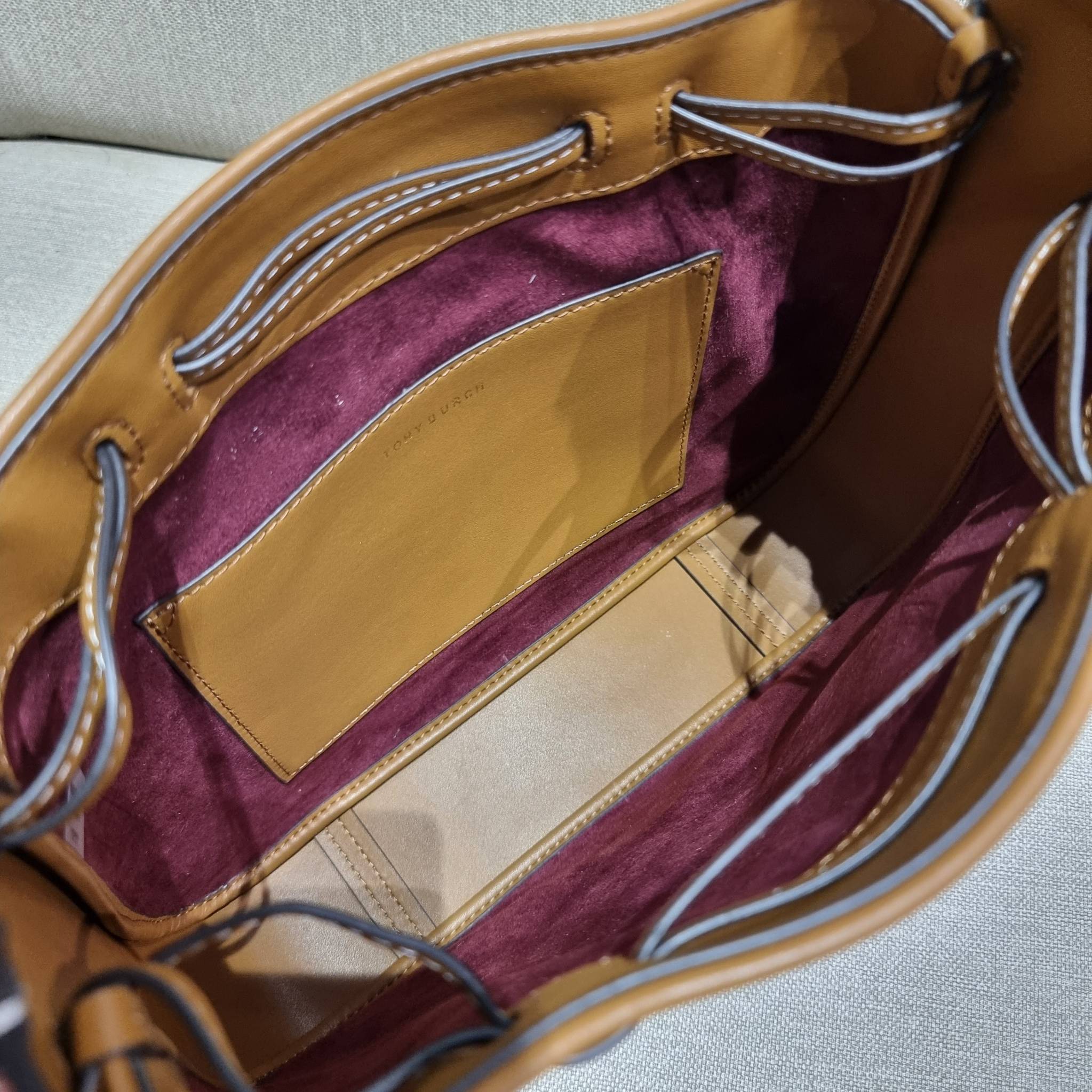 TORY BURCH T MONOGRAM JACQUARD BELL BAG คอลเลคชั่นใหม่ กับกระเป๋าลายโมโนแกรมยอดฮิต ที่มาในรูปทรงดีไซน์สวยเก๋ ชิคๆคูลๆ รับรองว่าไม่มีเกร่อ ตัวกระเป๋าทรงเหลี่ยม รูปเก็บทรงได้ในส่วนของปากกระเป๋า หรือไม่รูด ก็ได้ความสวยไปอีกแบบ วัสดุผ้า jacquard ตัดสลับหนังแท