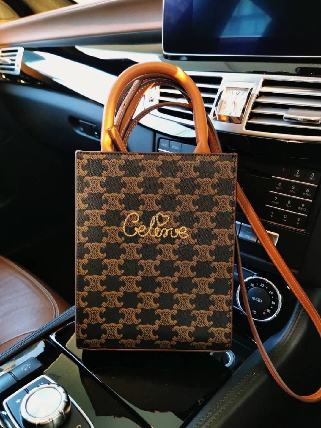 CELINE MINI HAND CARRY AND CROSSBODY BAG VIP GIFT WITH PURCHASE (GWP) พรีเมี่ยมกิ๊ฟ Limited จาก CELINE HAUTE PARFUME DUTYFREE COUNTER วัสดุ COATED CANVAS ดีไซน์ทรงเหลี่ยมสวยหรูสุดคลาสสิคในสไตล์สาว Lisa