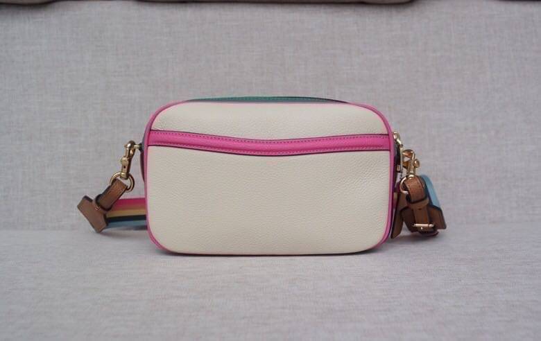 Coach Leather Jes Crossbody in Colorblock ((72704)) กระเป๋าสะพายข้าง//ครอสบอดี้ร์ วัสดุหนังแท้ หนังนิ่มสวยงาม มากๆค่ะ ด้านหน้ามีโลโก้แบรนด์เด่นชัดสะดุดตา ช่องหลักแบ่งเป็น2ซิป แต่ละช่องกว้าง ใส่กระเป๋าเงินใบยาวได้ ของอื่นๆได้จุค่ะ มีช่องเล็กให้ใส่ของจุกจิก