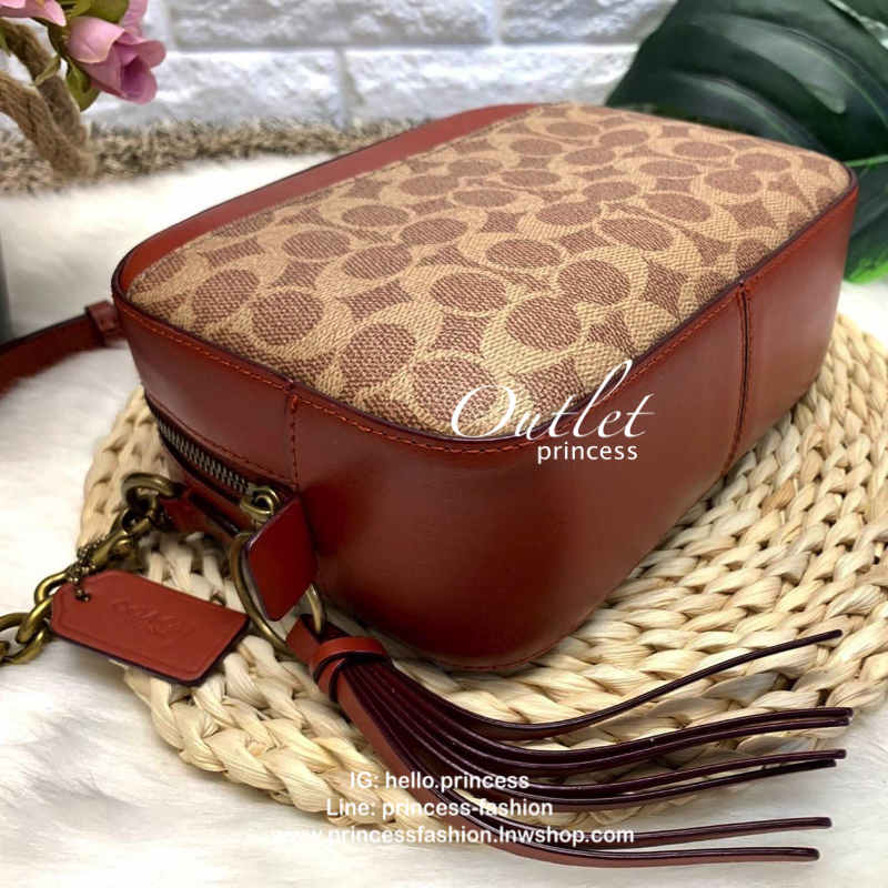 COACH CROSSBODY BOX BAG กระเป๋าสะพายข้าง crossbody วัสดุหนัง pvc. หนังนิ่ม คุณภาพดี ลาย signature brand ตัดขอบหนัง ด้านหน้า/ หลังมีช่องเเล็ก เปิดปิดกระเป๋าแบบซิป ภายในกว้าง ใส่ wallet ขนาดกลาง มือถือได้ทุกรุ่น และของใช้จุกจิกได้ พร้อมสายสะพายแบบโซ่ต่อหนัง