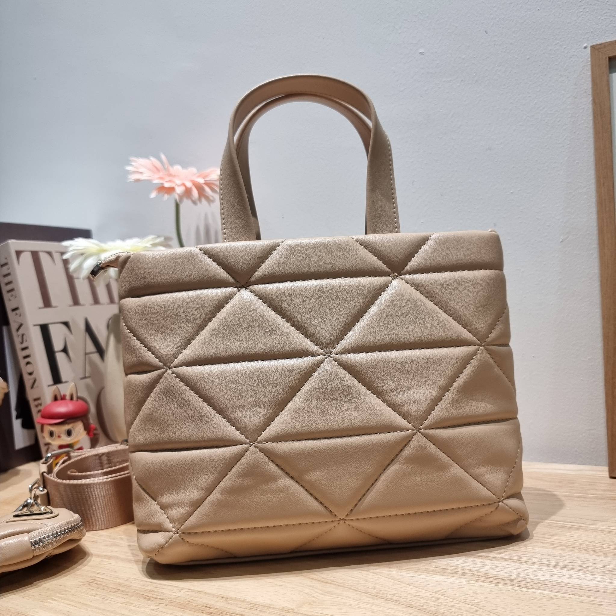 PRADA LEATHER PADDED BAG ใหม่ล่าสุด กับคอลเลคชั่นที่ทำออกมาตอบโจทย์ได้ทุกไลฟ์สไตล์ และเป็นยูนิเซ็กส์ กับกระเป๋าทรงโท้ท ขนาดกำลังดี วัสดุหนังเรียบ ตัดเย็บเดินเส้นลายตาราง ปากกระเป๋ามีซิปเปิดปิด ภายในเป็นช่องโล่ง