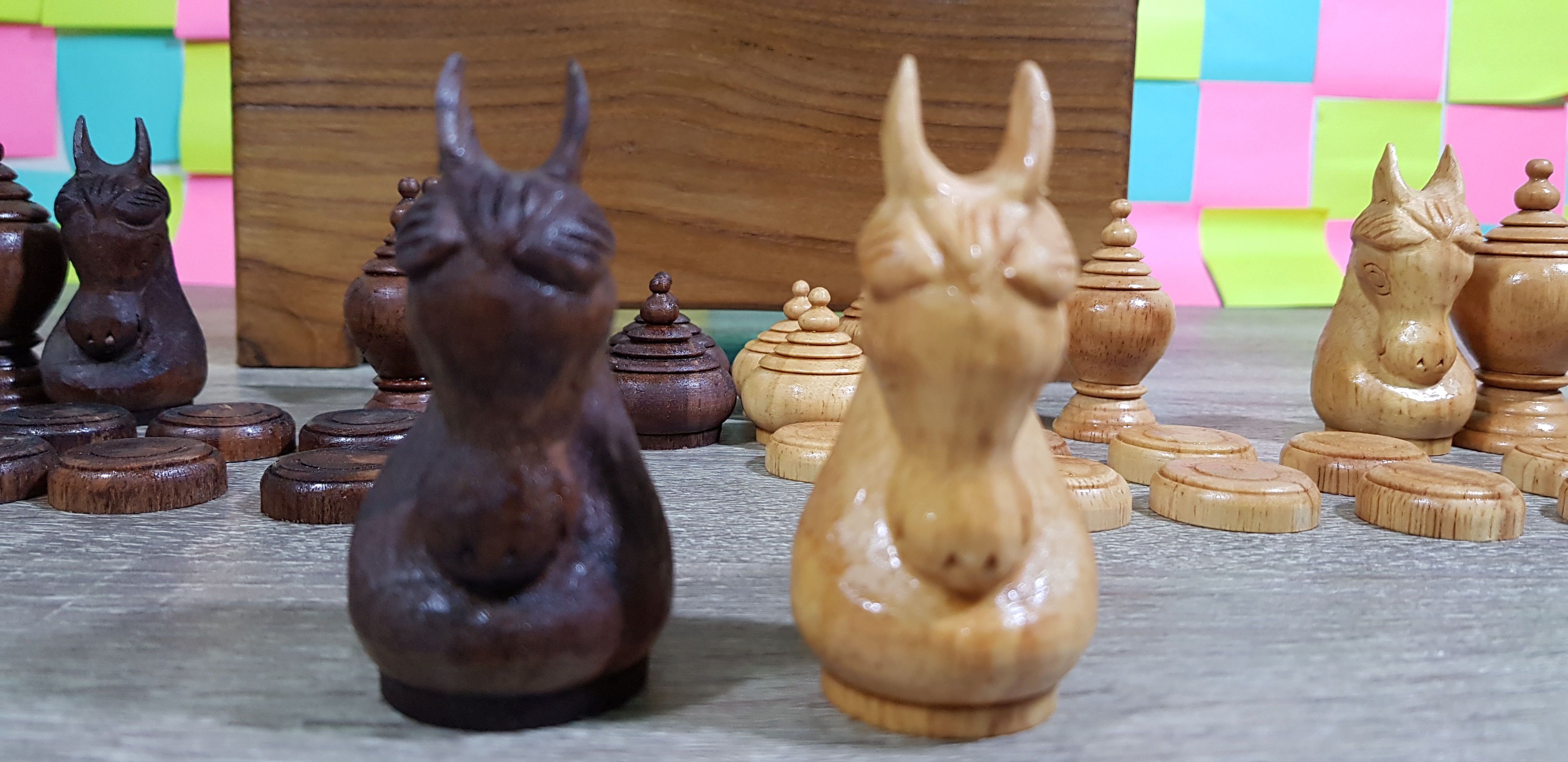 ตัวหมากรุกไม้ชุดคาณฑีวะพร้อมกล่องแบบมีช่องแบ่ง