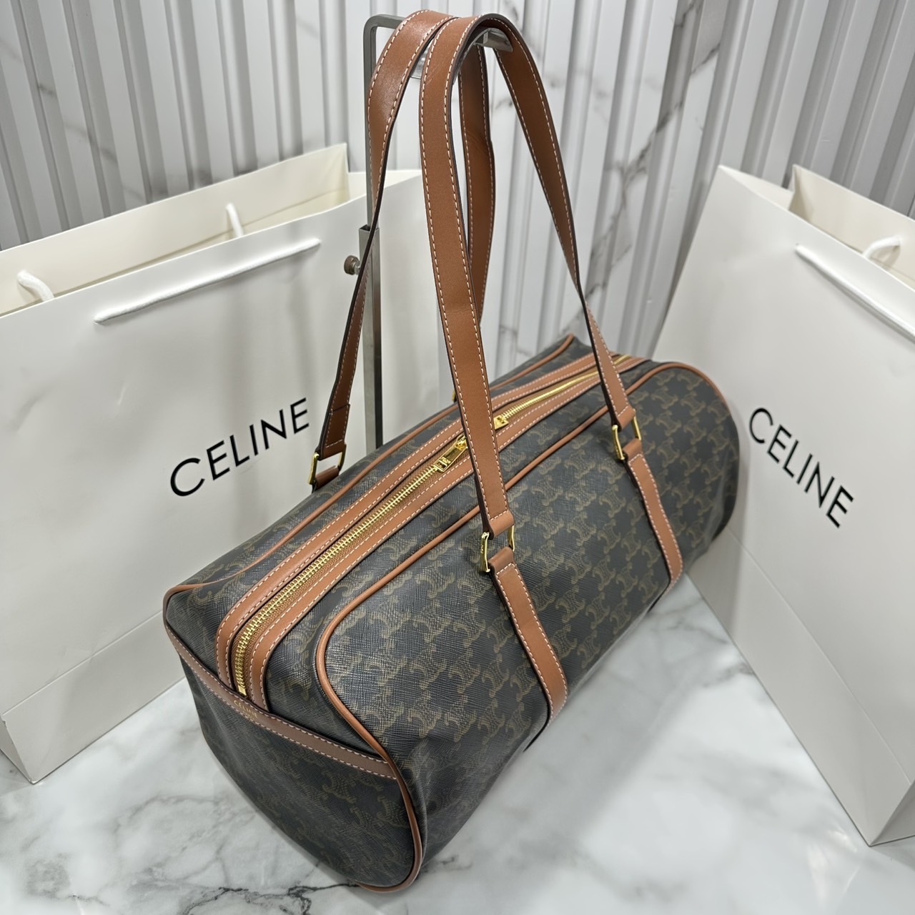 ORI หนังแท้ | CELINE GYM bag in Triomphe สายออกกำลังกายแบบติดแกรมต้องไม่พลาดใบนี้ค่ะ กับกระเป๋าทรง keepall มาในรูปทรงใหม่สปอร์ตเท่คูล ใบใหญ่ทรงเรียวไม่เทอะทะ เหมาะสำหรับใส่ของไป Gym หรือ Short Vocation ก็เหมาะมากๆ