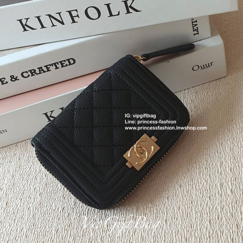 กระเป๋าสตางค์ใบสั้น แนะนำรุ่นนี้คะ งานพรีเมี่ยมกิ้ฟท์จากเค้าเตอร์ต่างประเทศ **ทรงสวยหรู หนังสัมผัสลายด้าน จากแบรนด์ CHANEL (GWP) ด้านหน้ามีโลโก้แบรนด์ CC สีทองหรู **อะไหล่สีทองทั้งใบ เปิดปิดด้วยซิปมีที่จับหนัง ปั้มป้าย MADE IN ITALY 🇮🇹 ด้า