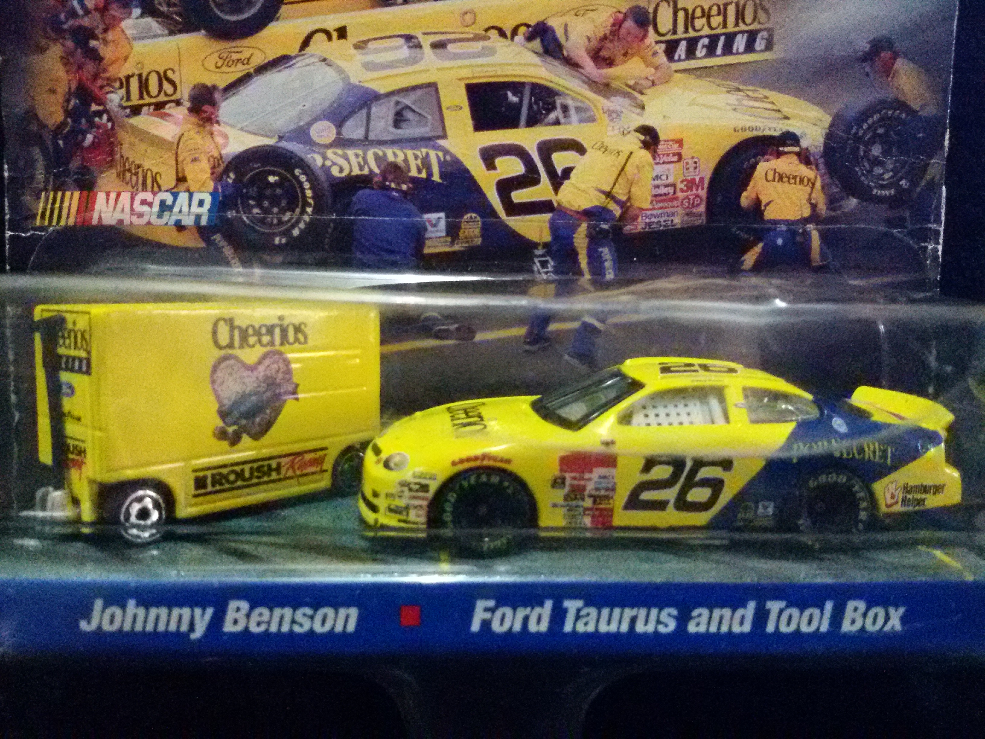 รถเหล็ก Nascar Hot Wheels Pro Racing Pit Crew - Johnny Benson #26 Cheerios Ford Taurus 1:64 Die-Cast Car w/Tool Box