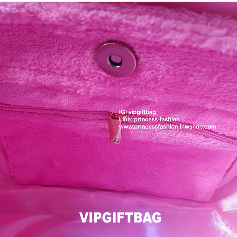 ชมพู MUST HAVE ITEM 2019 !! รุ่นยอดฮิตของ **วัยรุ่นสายสตรีท ทั่วโลก จากงาน CHANEL VIP GIFT **ของแท้100% **มีป้ายNOTFORSALE เป็นกระเป๋า ใบสวยรุ่นหายาก ขนาดกำลังดี ใช้ได้ทั้งหญิงชายเลยค่ะ ขนเฟอร์นิ่มมากกก เก็บของอย่างดี น้ำหนักเบา ด้านในมีช่องใส่ของจุกจิก M