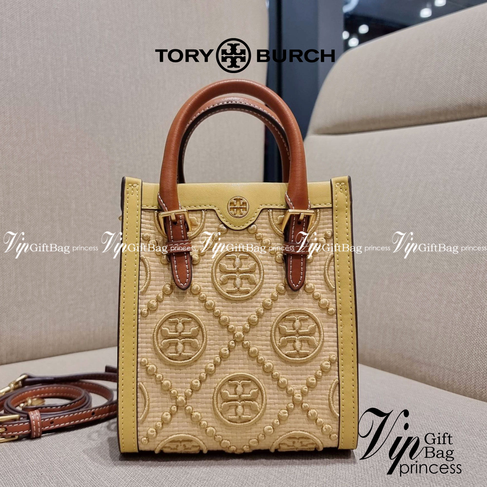 TORY BURCH T MONOGRAM STRAW MINI TOTE สวยสุด ดูแพงสุด!! ต้องยกให้เลย กับไอเท็มนี้ กระเป๋าสะพายทรงโท้ท ไซส์มินิ มีลูกเล่นที่ดีเทลเยอะมาก ด้วยงานฝีมือปักสานด้วยวัสดุจากกธรรมชาติ ถักทอเป็นลายเส้นขึ้นลายนูน ตัดขอบด้วยหนังแท้ และยังโดดเด่นด้วยหูจับในตัวโทนสีอุ