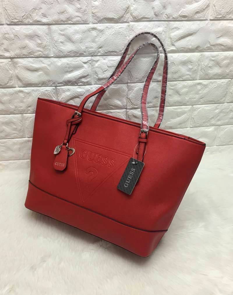 GUESS SAFFIANO SHOPPER BAG กระเป๋าสะพายทรง Tote จากแบร์น GUESS วัสดุหนัง Saffiano สวยอยู่ทรง สไตล์ PRADA ขนาดใหญ่ แต่น้ำหนักเบา ด้านหน้าปั๊มโลโก้แบรนด์ พร้อม TAG โลโก้อะไหล่ตัว G และรูปหัวใจที่หูกระเป๋า ถอดเเยกใช้ได้ เปิดปิดด้วยซิปสะดวกใช้ ภายในมีโลโก้ ช่