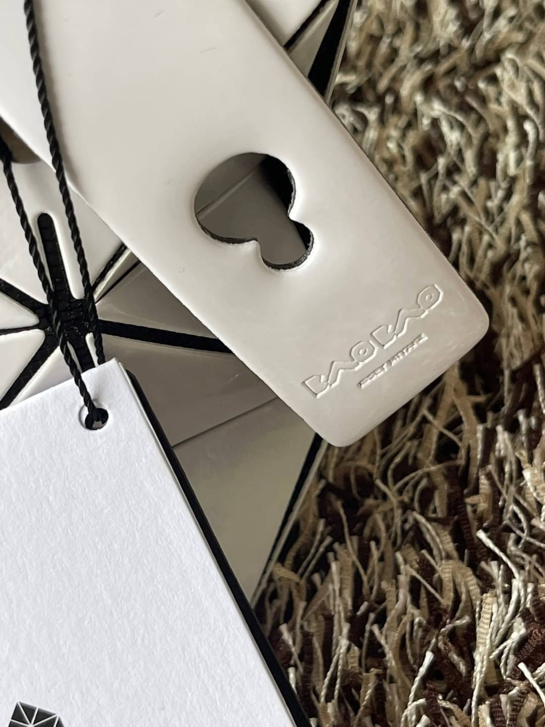 BaoBao Issey Miyake Small Boston Bag กระเป๋าบอสตันที่มีดีไซน์สปอร์ต มีช่องซิปที่ทำให้หยิบสิ่งของออกมาได้ง่ายแล้ว แบบกว้างที่ด้านล่างของกระเป๋ายังให้ความจุที่ยอดเยี่ยม