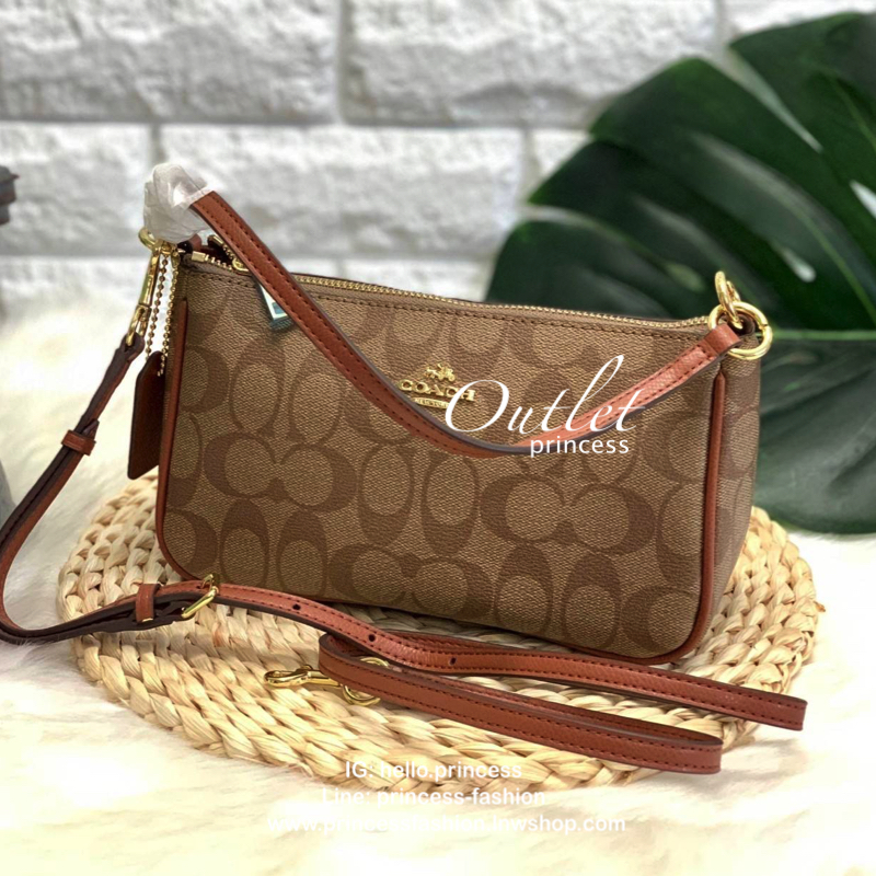 Coach signature crossbody bag กระเป๋าสะพาย size mini วัสดุ pu. ลาย signature เปิดปิดด้วยซิป ด้านในโล่ง ใส่ wallet ยาว, มือถือได้ทุกรุ่น ด้านหลังสกรีนลายน่ารัก พร้อมสายสะพาย 2 เส้น แบบสั้นสะพายไหล่ และแบบยาว crossbody ถอด ปรับได้ค่ะ
