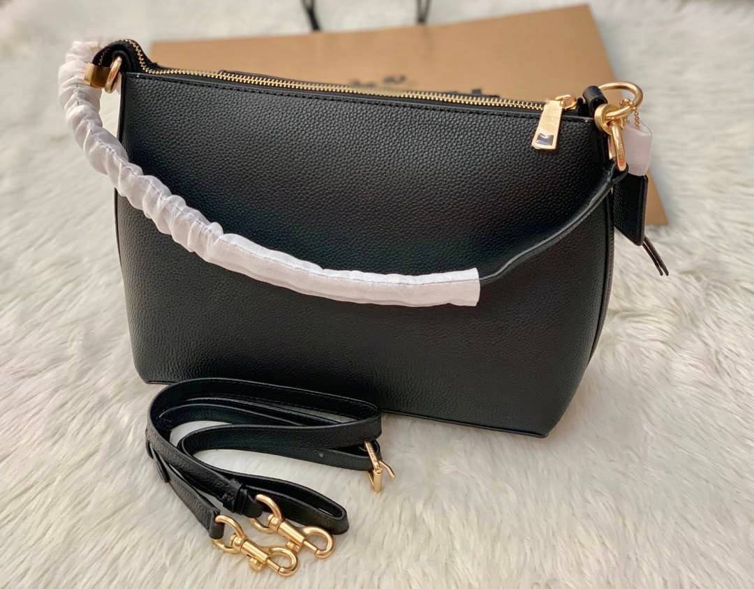 COACH SMALL MARLON SHOULDER BAG ((1600//1597)) 🌈พร้อมส่งที่ไทยอีกครั้ง ตามคำเรียกร้อง ห้ามพลาด! กระเป๋าหิ้ว//คล้องไหล่//สะพายข้างได้ หนังแท้ ทรงสวยมากค่ะ ด้านหน้ามีช่องซิปซ่อนแบบหนังห้อยให้2ช่อง ใส่ของจุกจิกค่ะ เปิดปิดกระเป๋าแบบซิป ภายในกว้างใส่ขอ