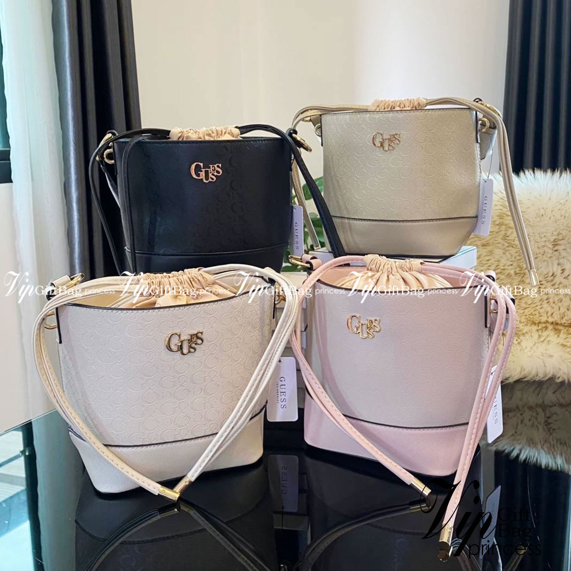 Guess Agata Bucket Handbag กระเป๋ารุ่นใหม่ล่าสุดทรงถังสุดน่ารัก พิมพ์ลายรอบใบ วัสดุ Saffiano PU คุณภาพดี นิ่ม น้ำหนักเบา ด้านหน้าประดับด้วยโลโก้แบรนด์สวยโดดเด่น เปิด-ปิดด้วยเชือกหนังใช้หูรูดปลายเชือกประดับอะไหล่ทองสะดวกใช้ ด้านในโล่งกว้างมีช่องเล็กสำหรับใ