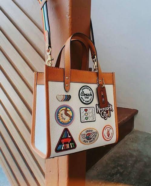 COACH FIELD TOTE 22 WITH PATCHES CA138 ส่วนหนึ่งจาก Coach Pride Collection ซึ่งเป็นการเฉลิมฉลองความเท่าเทียม ความหลากหลาย และการแสดงออกถึงตัวตนที่แท้จริงภายในชุมชน LGBTQIA+ ในเดือนนี้และทุกเดือน ตั้งแต่วันธรรมดาที่วุ่นวายไปจนถึงวันหยุดสุดสัปดาห์ที่เต็มไปด